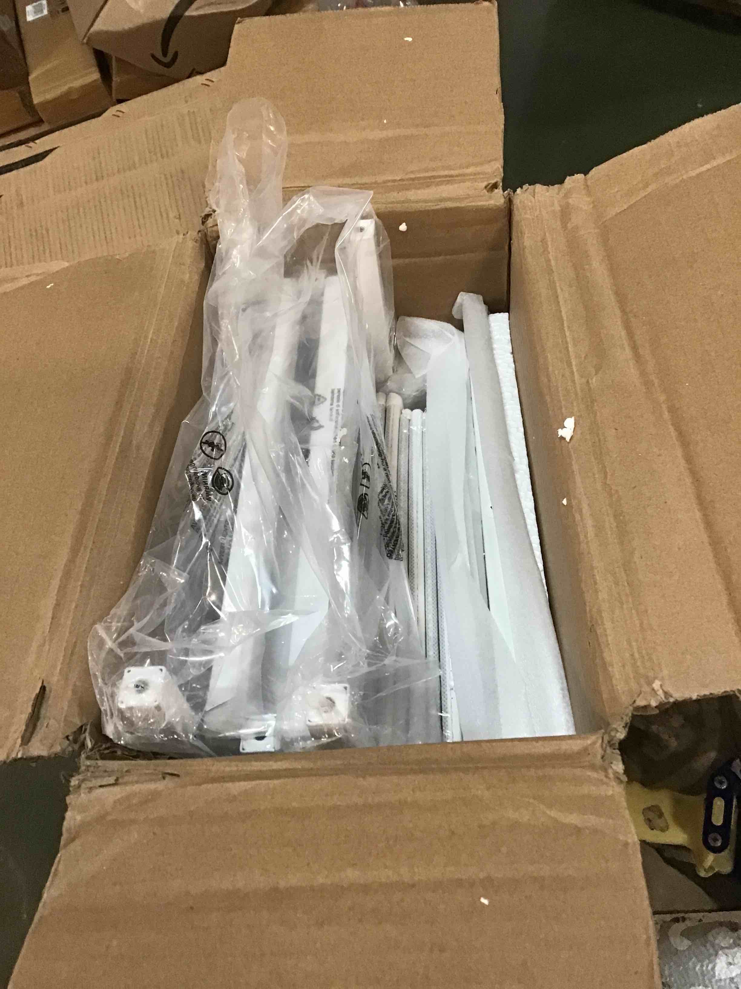 https://s3.amazonaws.com/lotting-images-prod/bidfta/RED5800301_1704382665187.jpeg