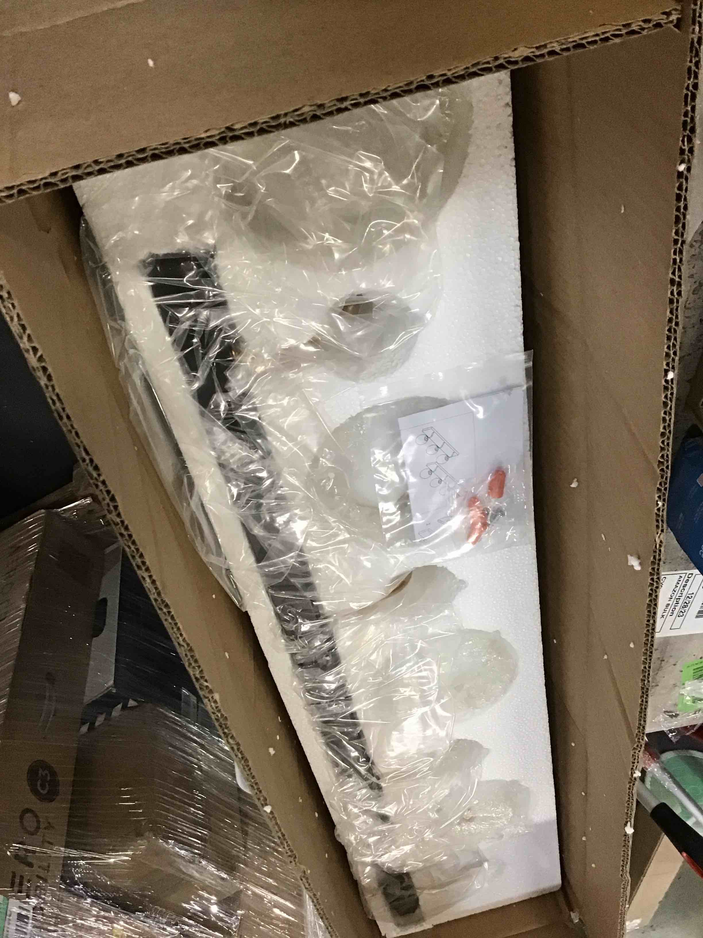 https://s3.amazonaws.com/lotting-images-prod/bidfta/RED5800526_1704472044189.jpeg