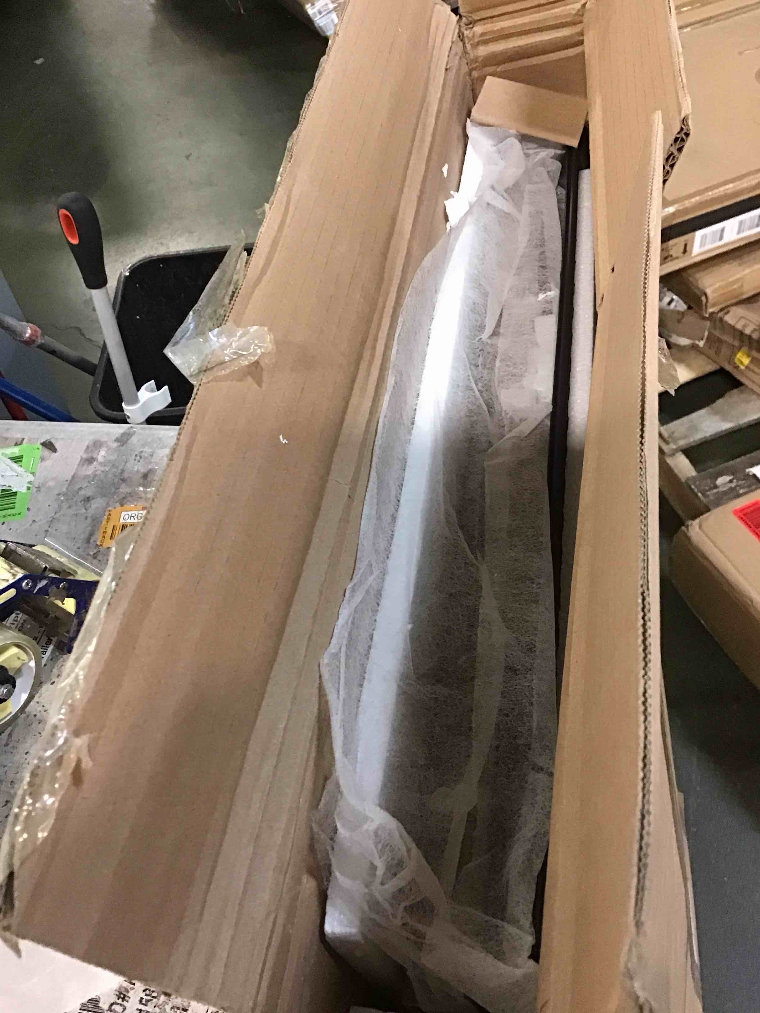 https://s3.amazonaws.com/lotting-images-prod/bidfta/RED5800806_1704802804869.jpeg