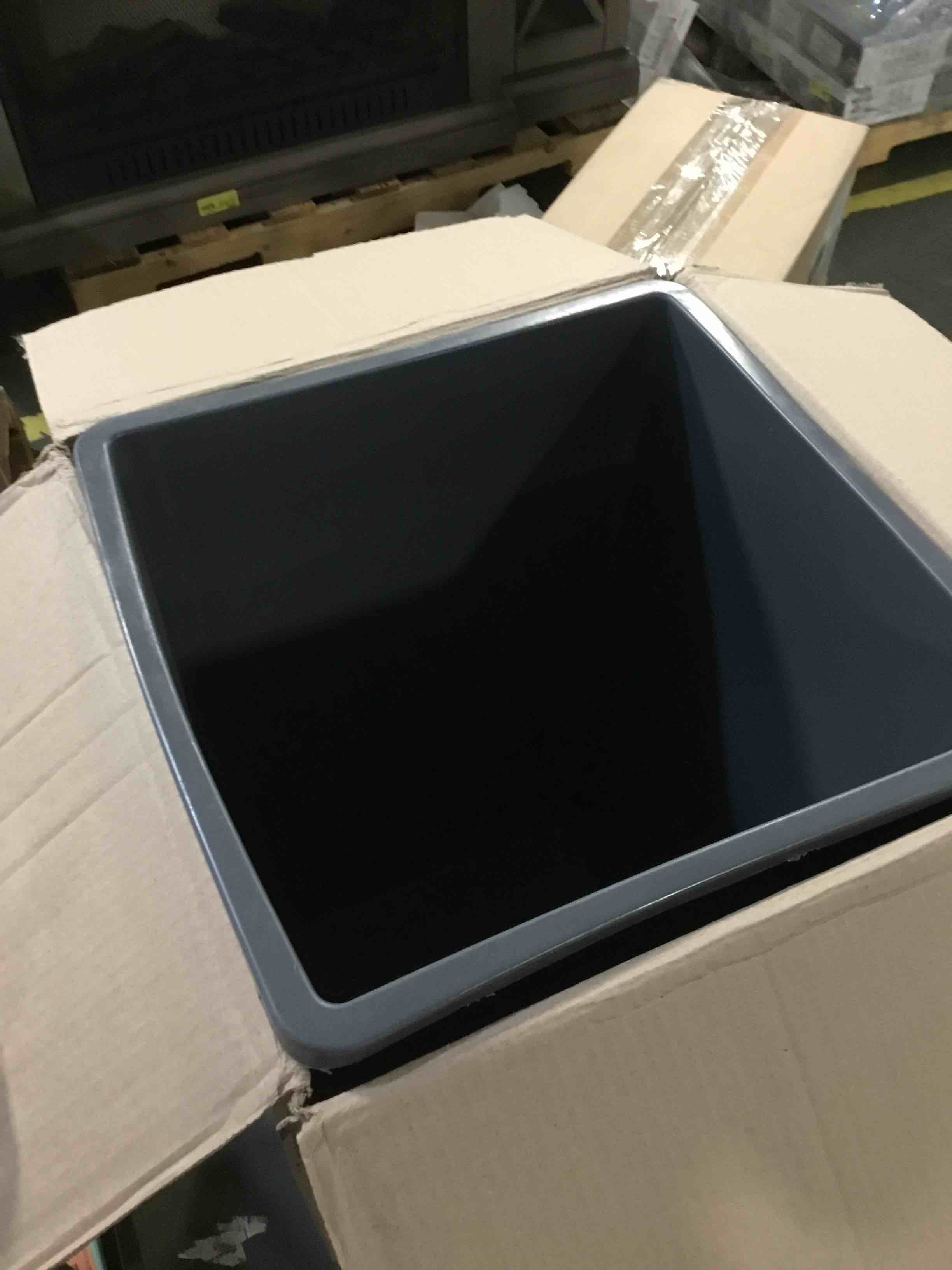https://s3.amazonaws.com/lotting-images-prod/bidfta/RED5807492_1703612380611.jpeg