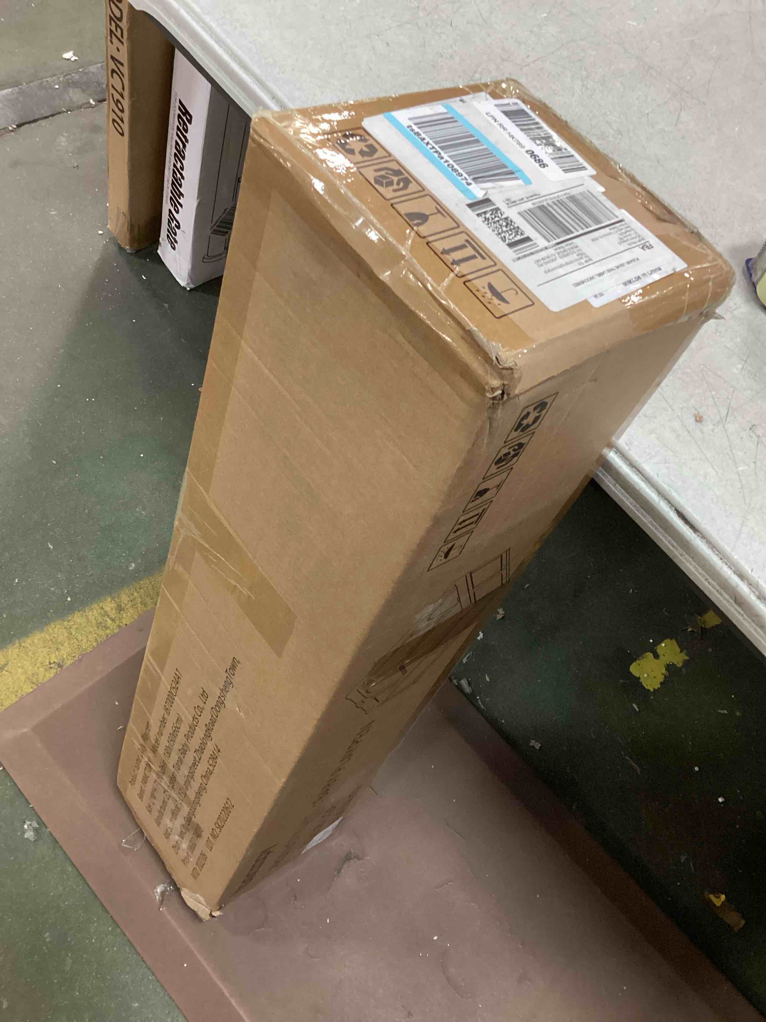 https://s3.amazonaws.com/lotting-images-prod/bidfta/RED5808906_1703600009708.jpeg