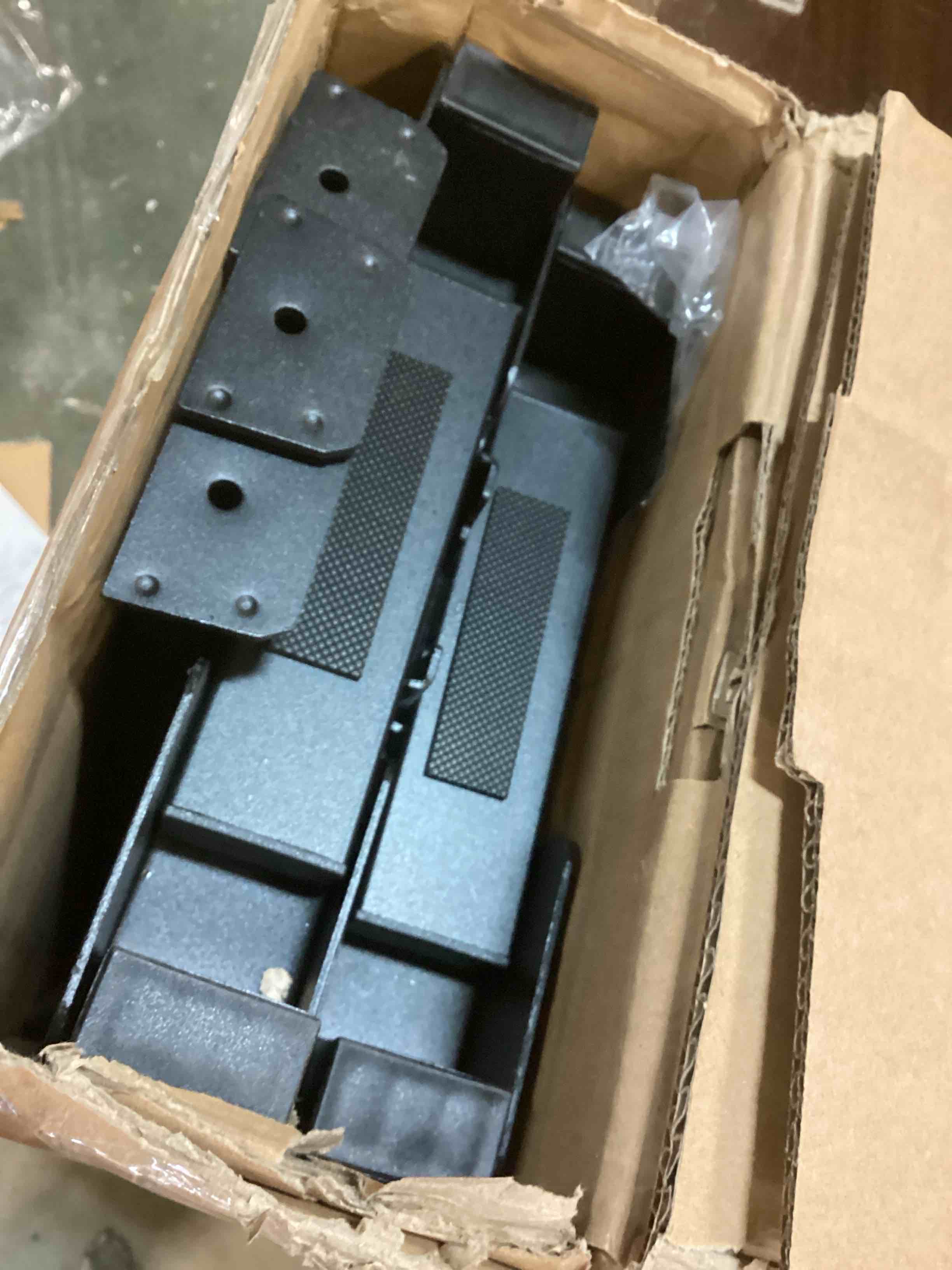 https://s3.amazonaws.com/lotting-images-prod/bidfta/RED5809913_1704384053011.jpeg