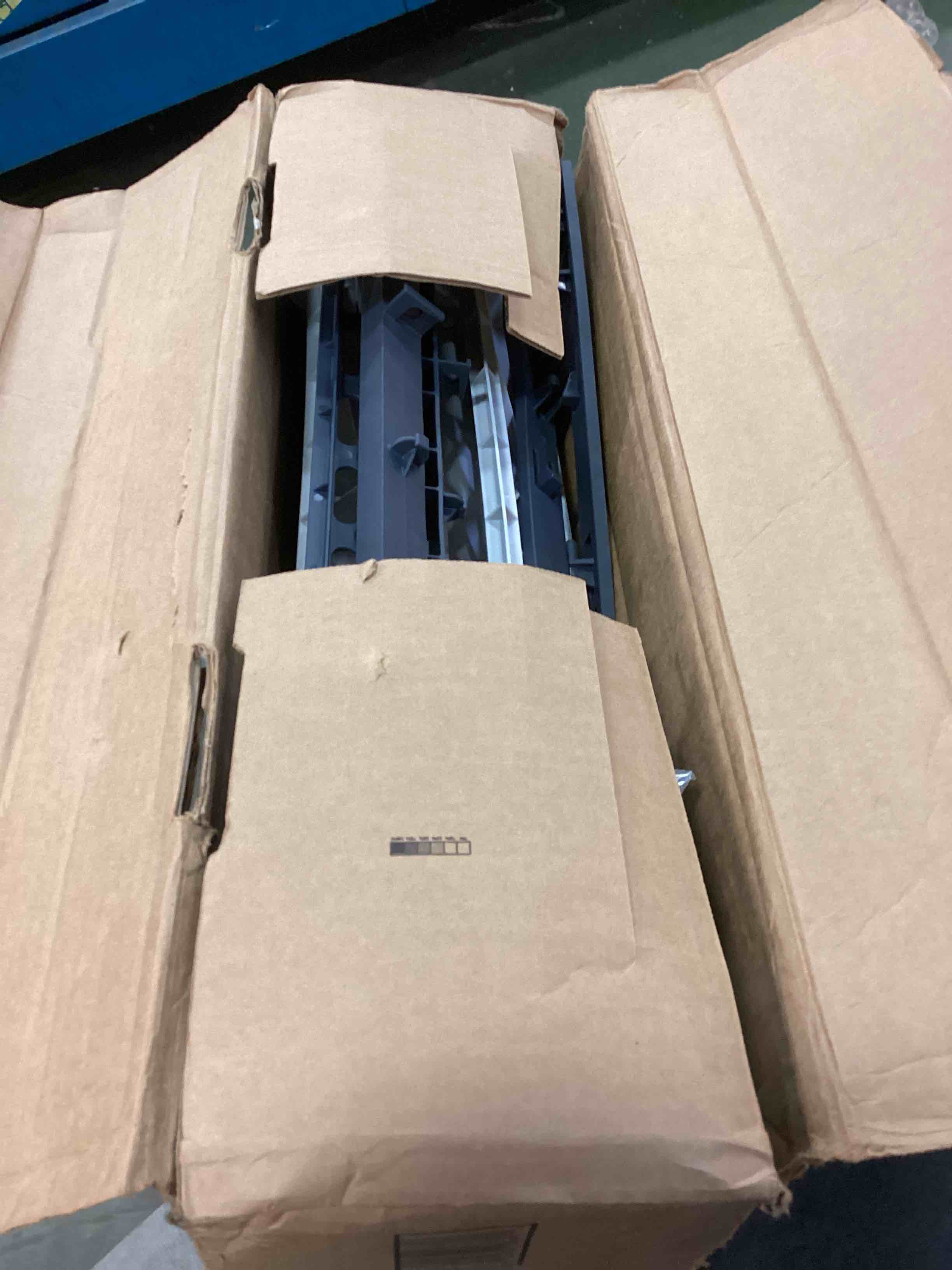 https://s3.amazonaws.com/lotting-images-prod/bidfta/RED5809963_1703269522413.jpeg