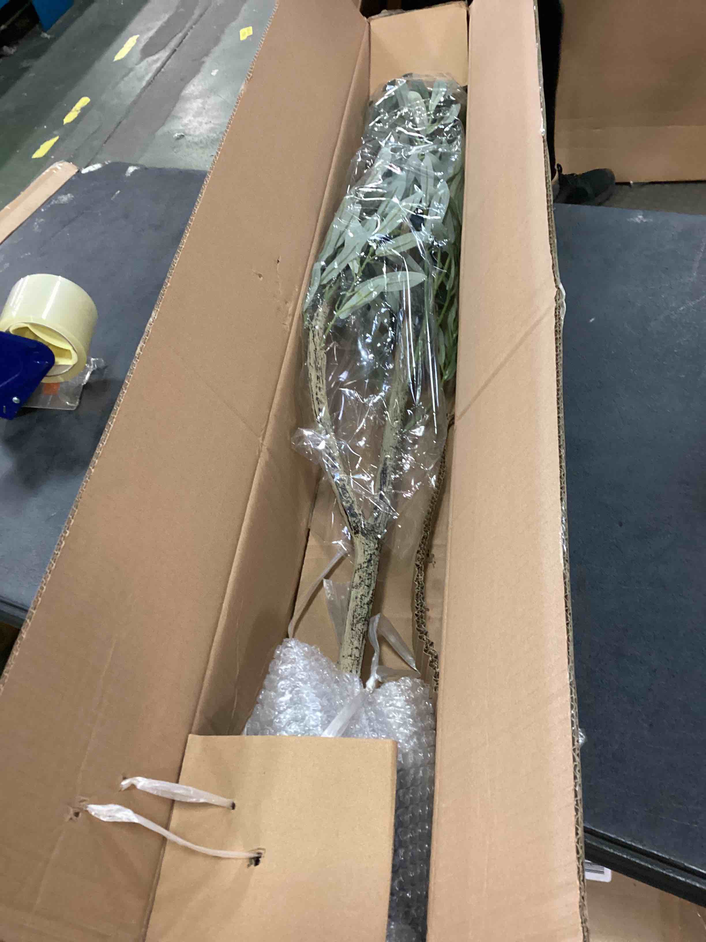 https://s3.amazonaws.com/lotting-images-prod/bidfta/RED5809995_1703271749340.jpeg