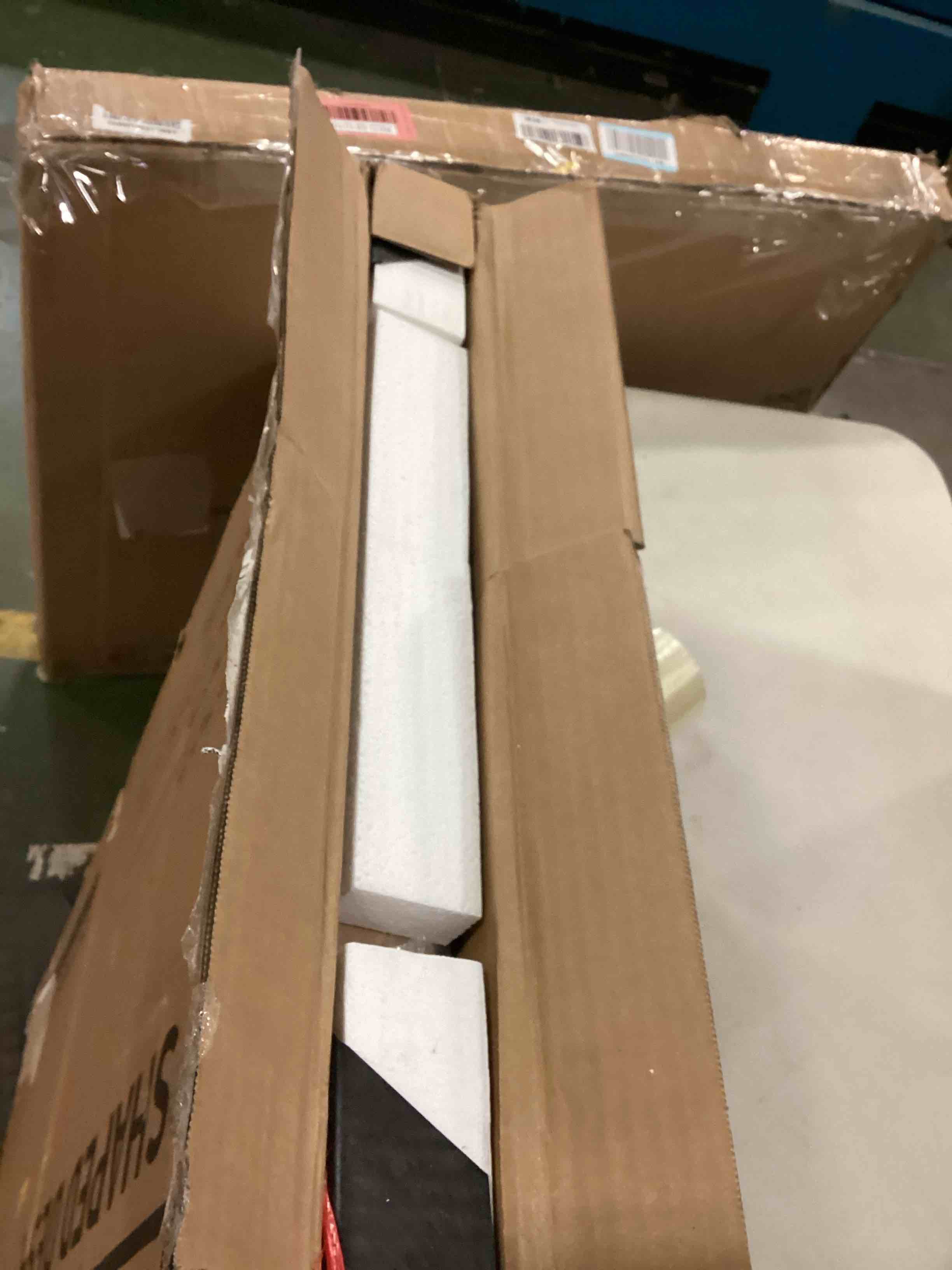 https://s3.amazonaws.com/lotting-images-prod/bidfta/RED5810108_1703339525025.jpeg