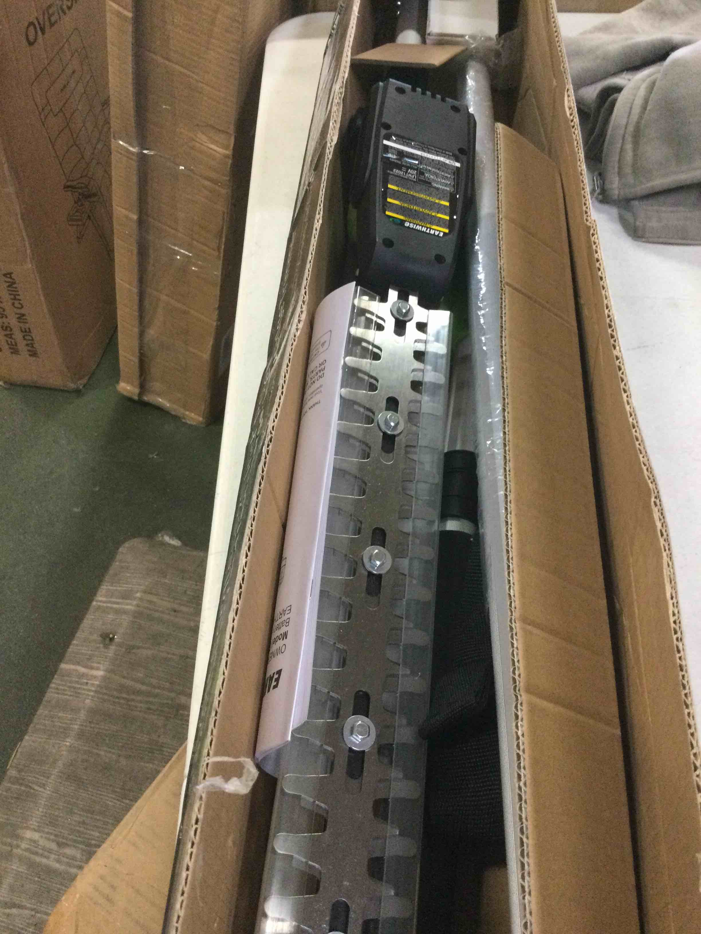 https://s3.amazonaws.com/lotting-images-prod/bidfta/RED5810562_1703693707169.jpeg