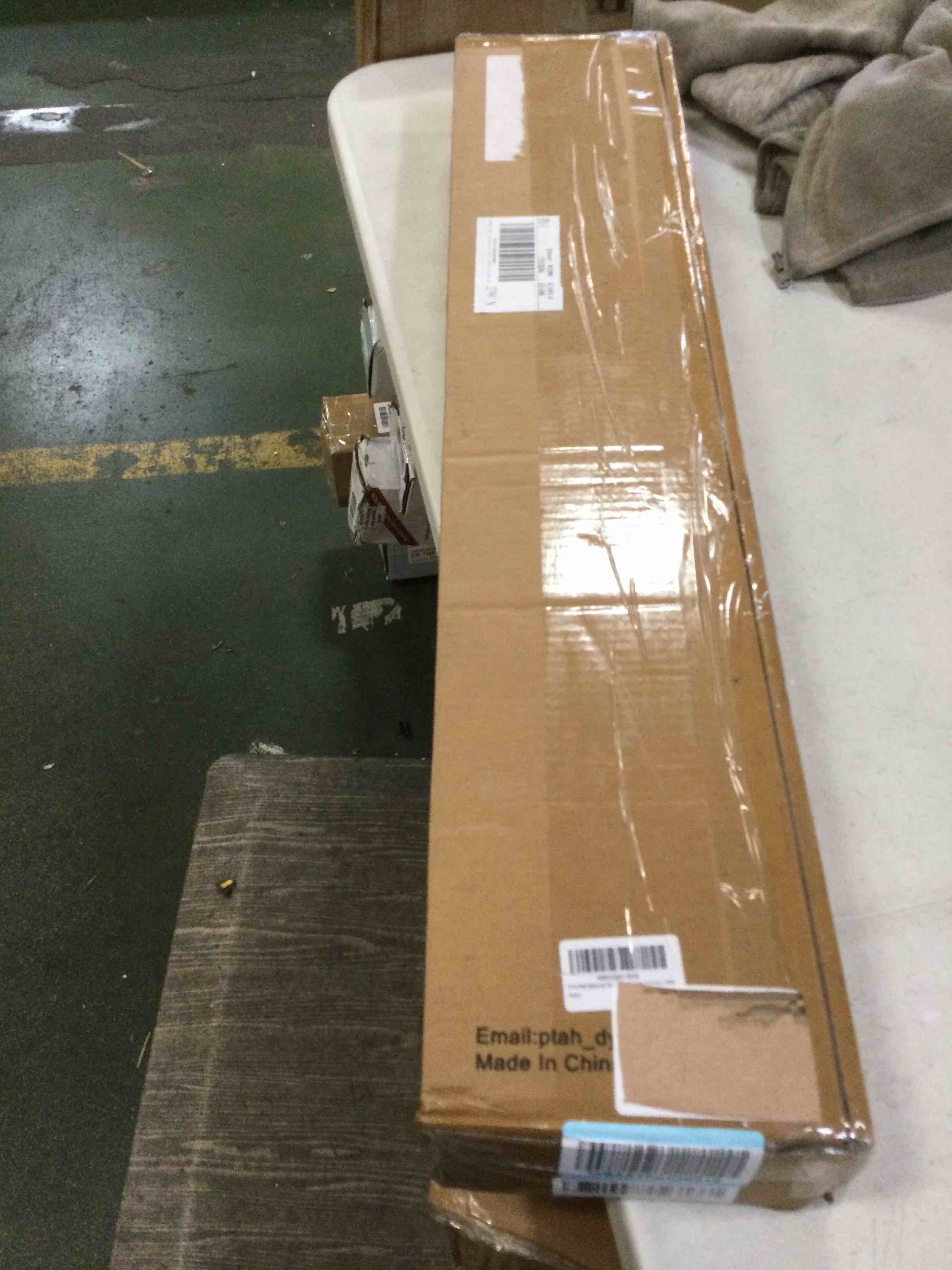 https://s3.amazonaws.com/lotting-images-prod/bidfta/RED5810576_1703695564322.jpeg