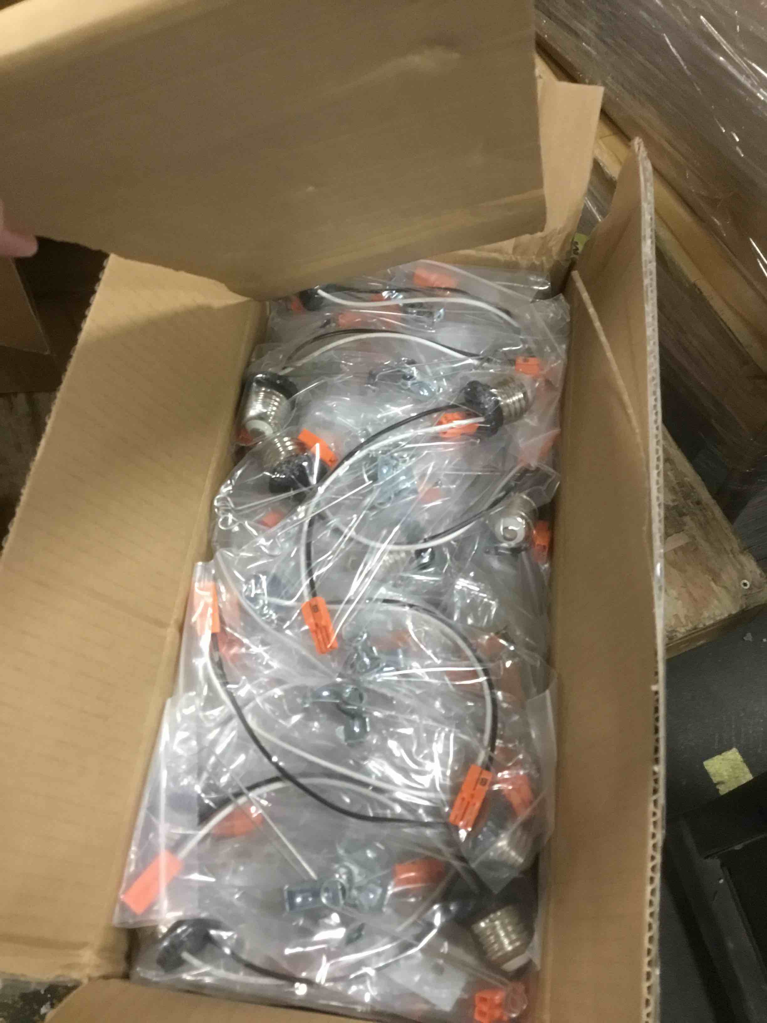https://s3.amazonaws.com/lotting-images-prod/bidfta/RED5812444_1704202957198.jpeg