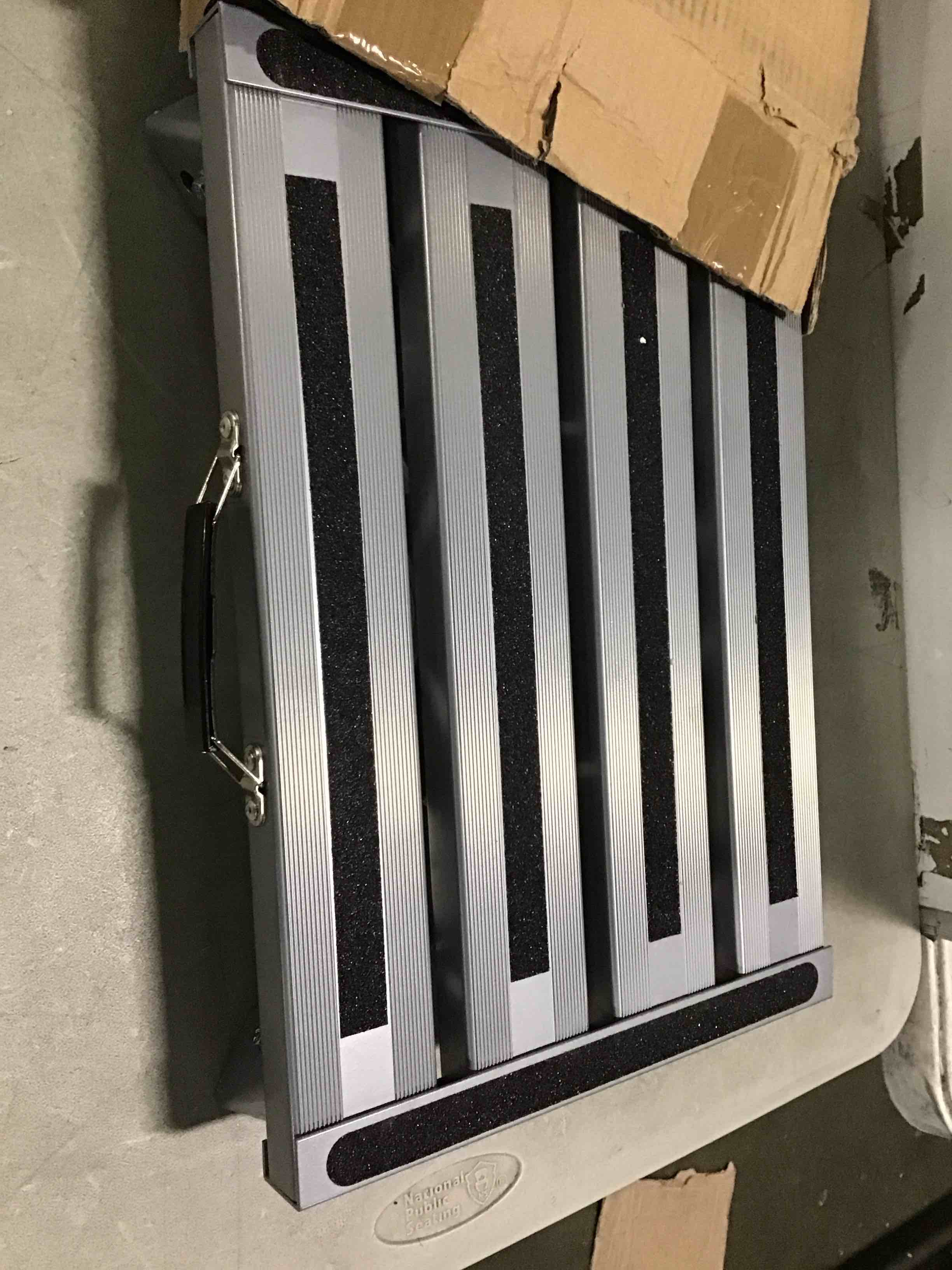https://s3.amazonaws.com/lotting-images-prod/bidfta/RED5813757_1703604304731.jpeg