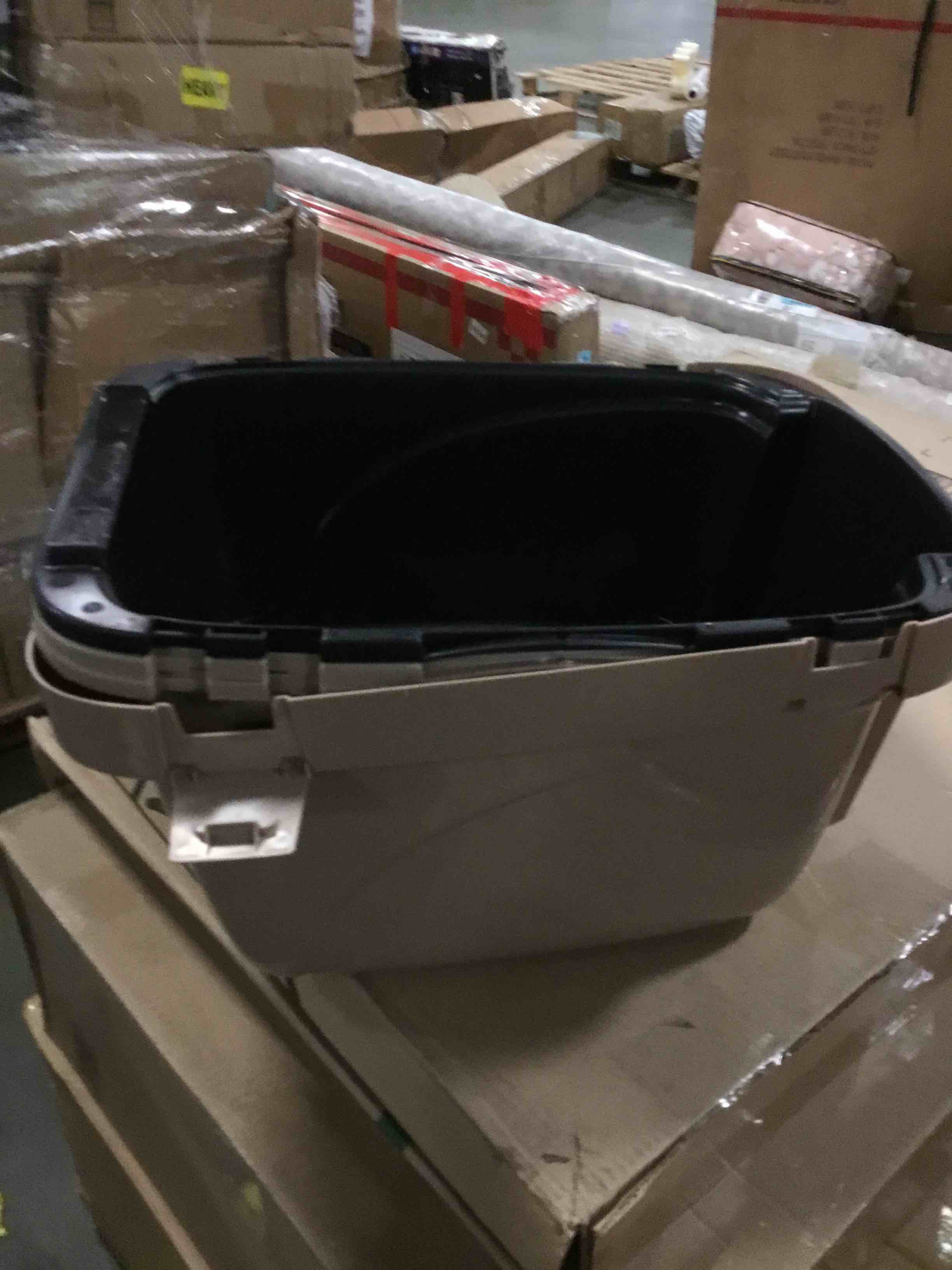 https://s3.amazonaws.com/lotting-images-prod/bidfta/RED5814873_1704895806903.jpeg