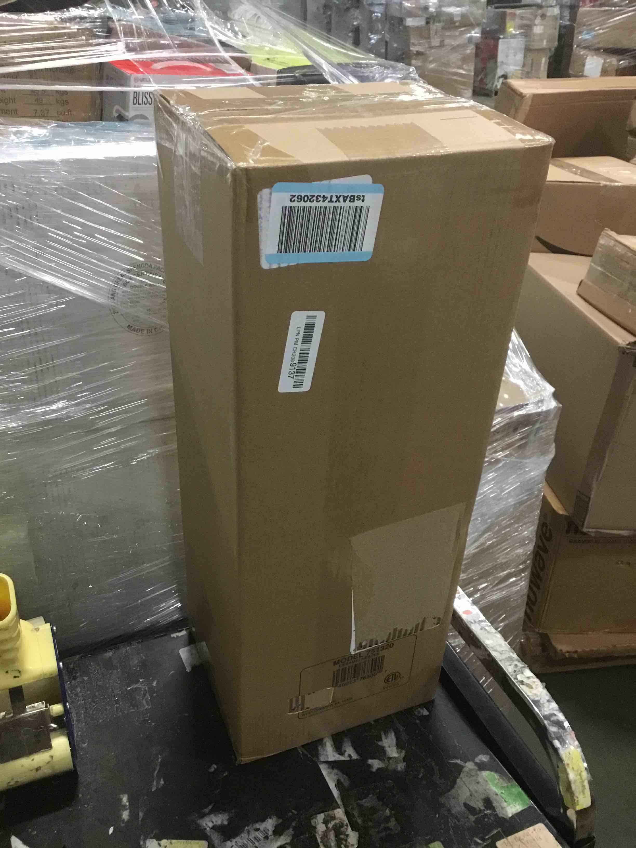 https://s3.amazonaws.com/lotting-images-prod/bidfta/RED5814902_1704901775622.jpeg
