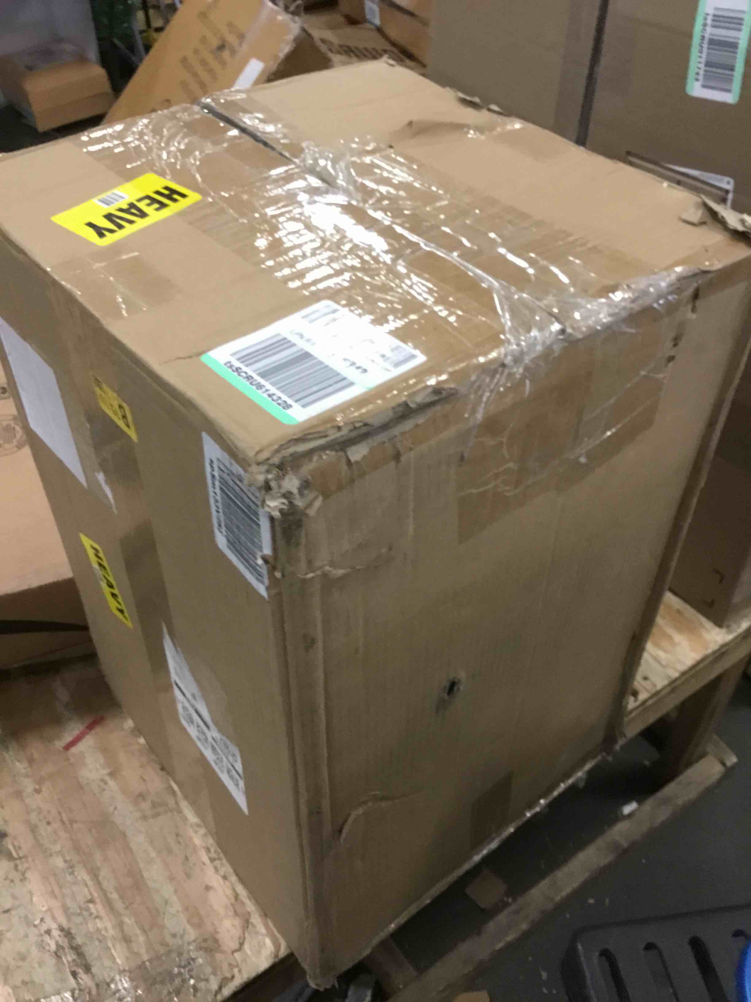 https://s3.amazonaws.com/lotting-images-prod/bidfta/RED5832918_1706815307637.jpeg