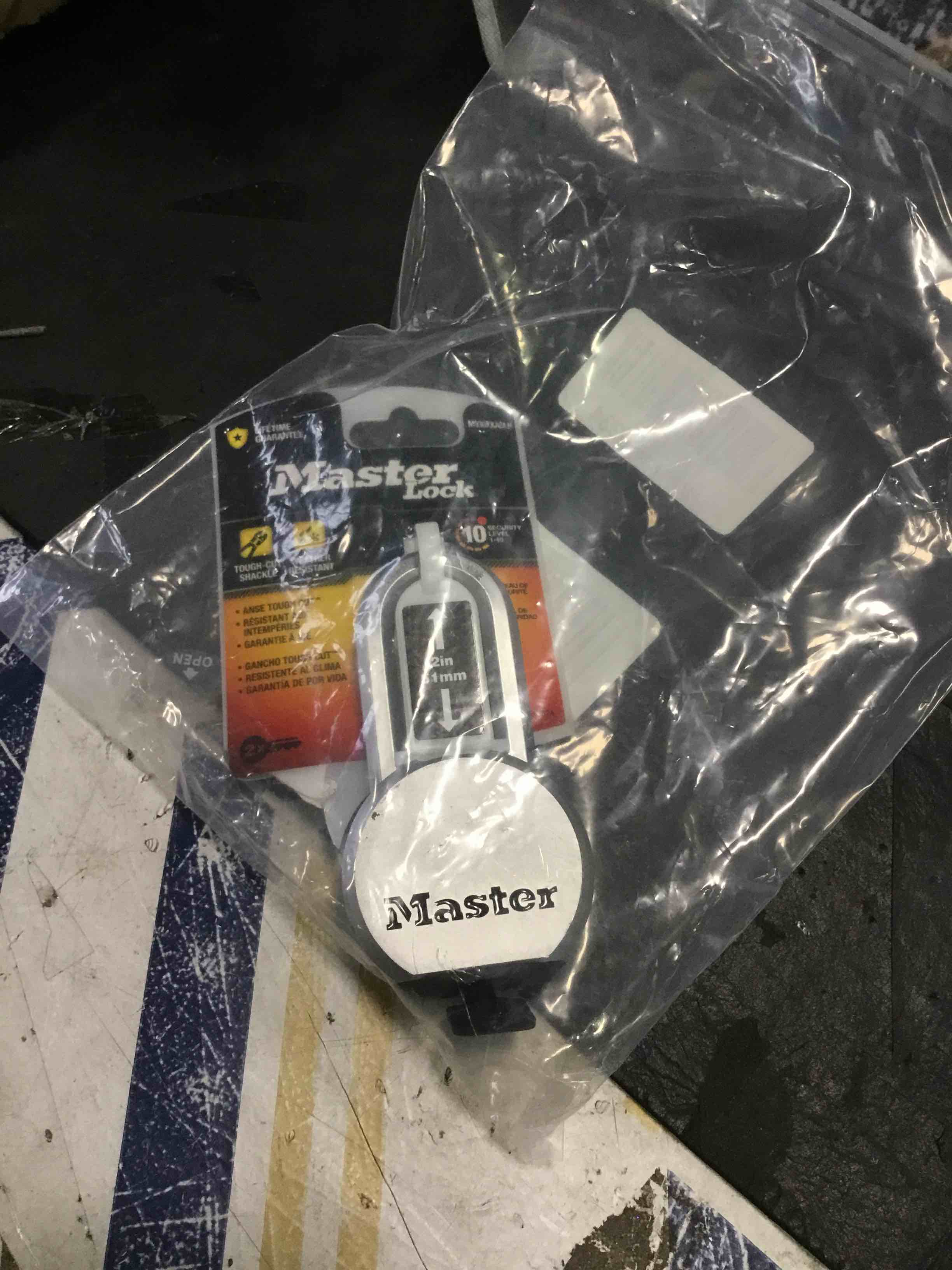 https://s3.amazonaws.com/lotting-images-prod/bidfta/RED5834604_1706728919606.jpeg