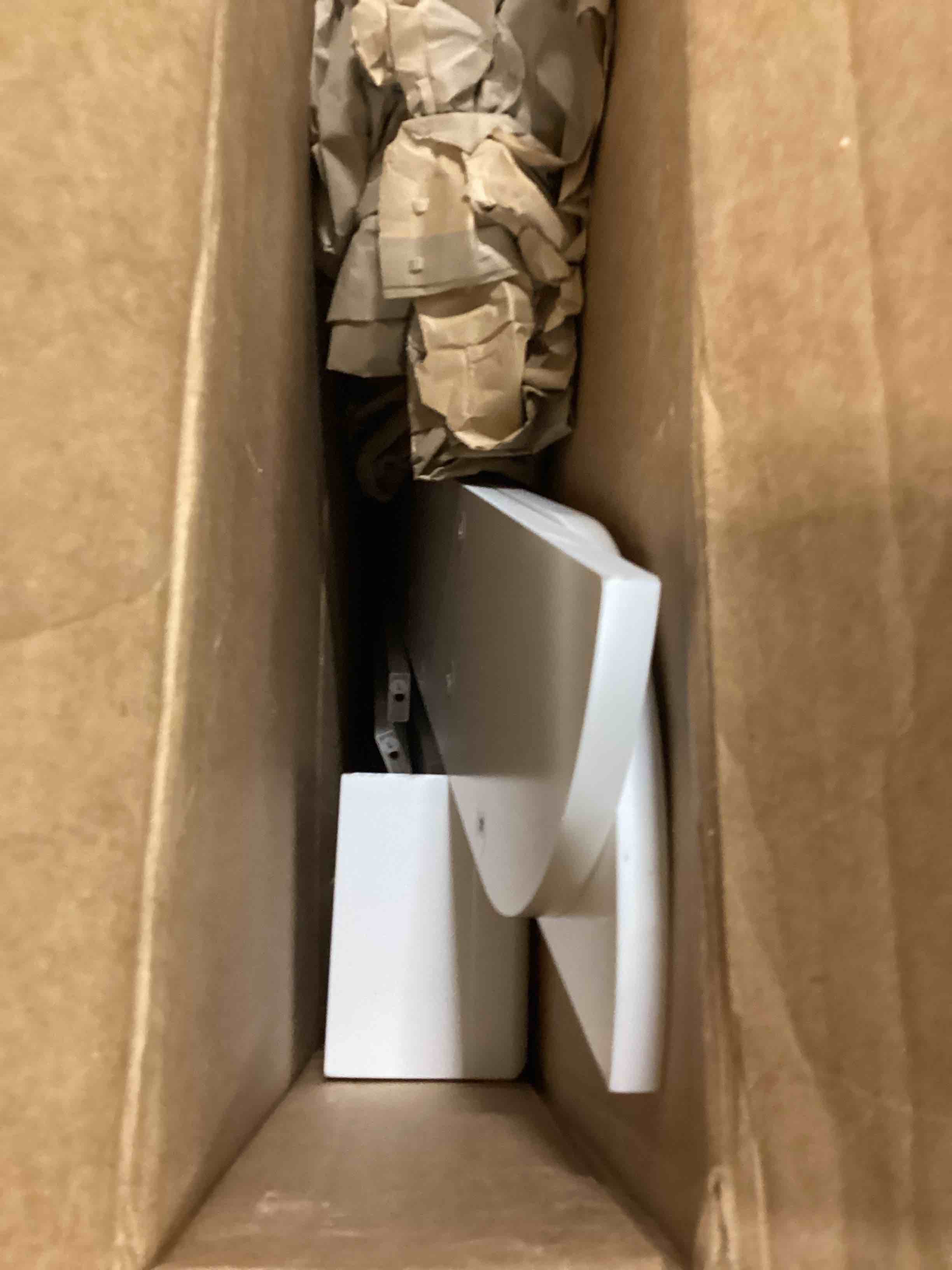 https://s3.amazonaws.com/lotting-images-prod/bidfta/RED5840581_1706012950018.jpeg