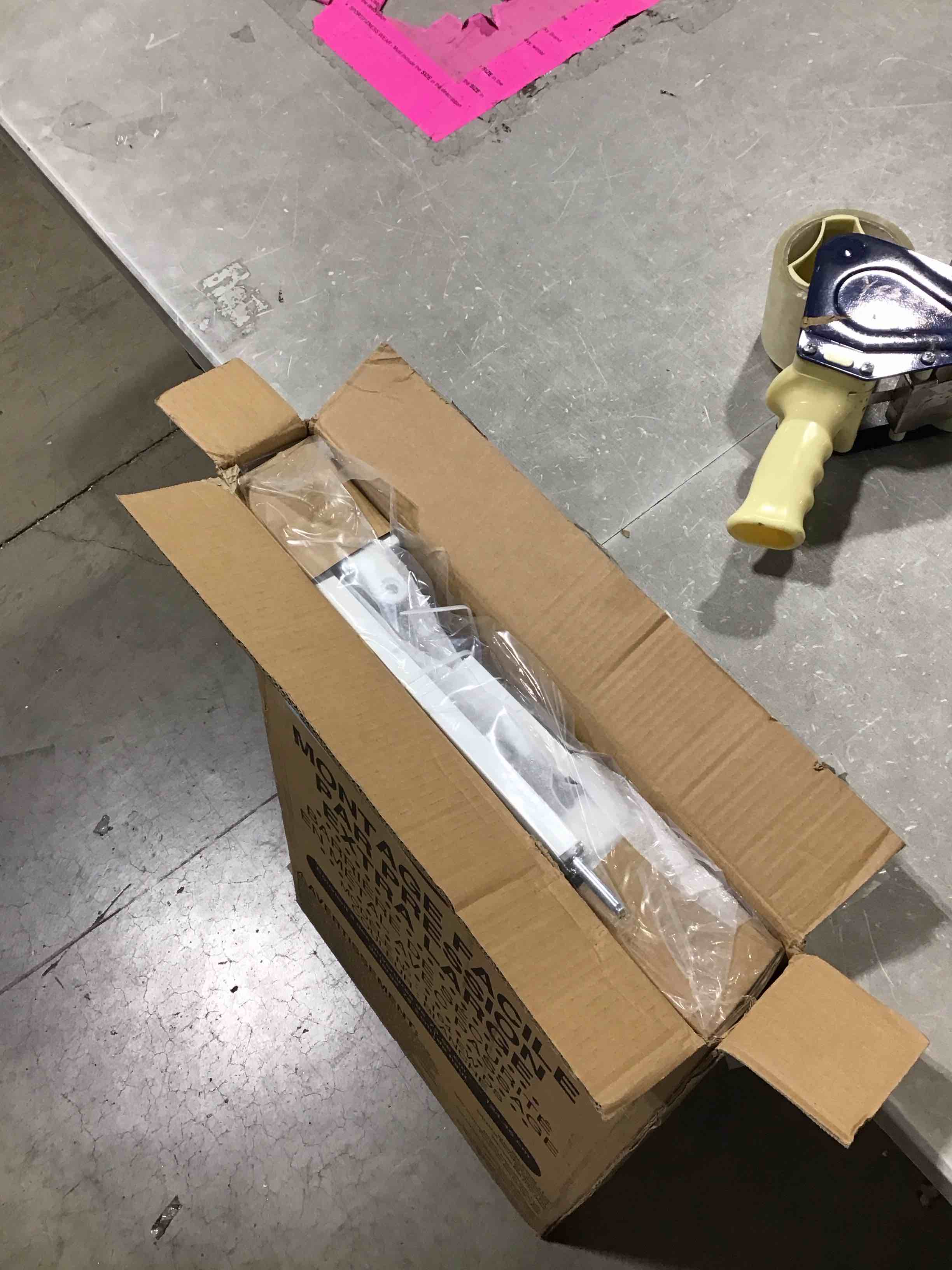 https://s3.amazonaws.com/lotting-images-prod/bidfta/RED5843583_1742477620723.jpeg