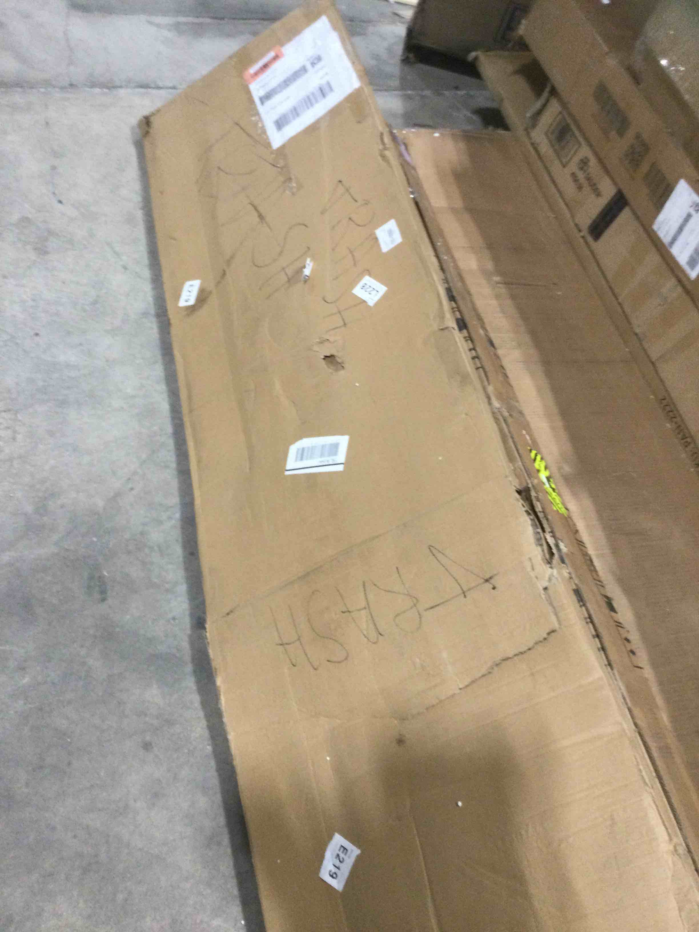 https://s3.amazonaws.com/lotting-images-prod/bidfta/RED5843763_1743078174593.jpeg