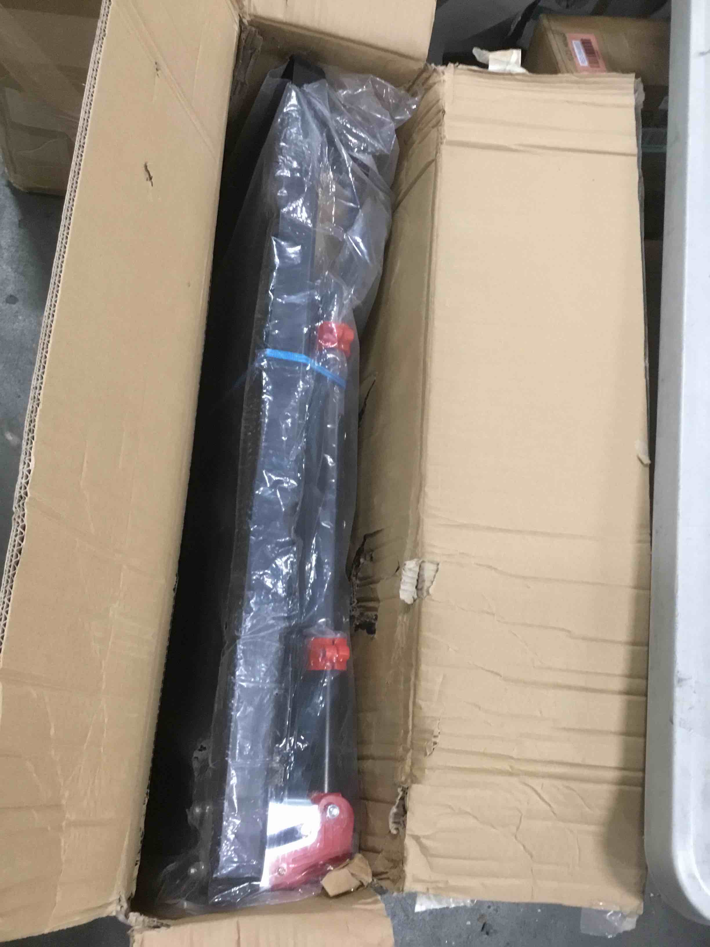 https://s3.amazonaws.com/lotting-images-prod/bidfta/RED5849985_1706036681992.jpeg