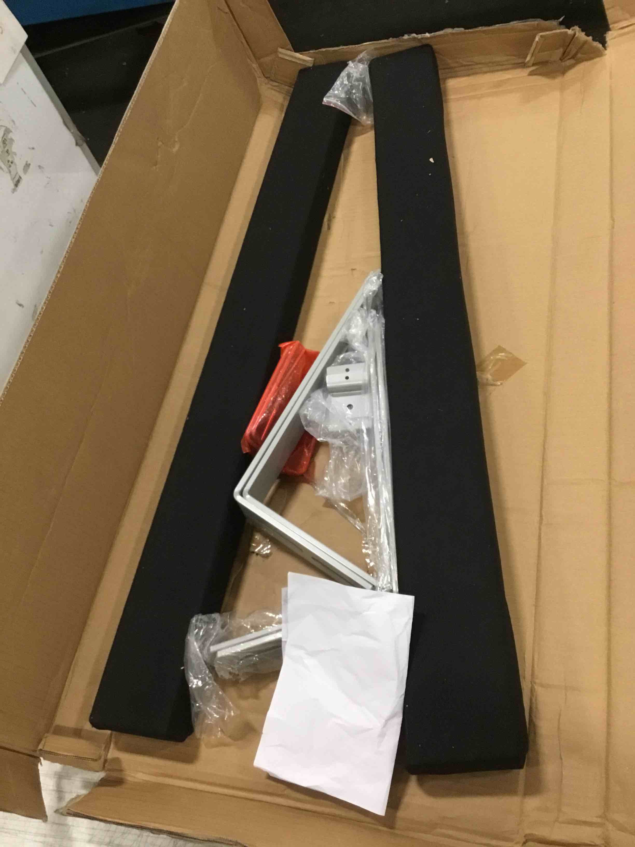 https://s3.amazonaws.com/lotting-images-prod/bidfta/RED5850261_1706184805841.jpeg