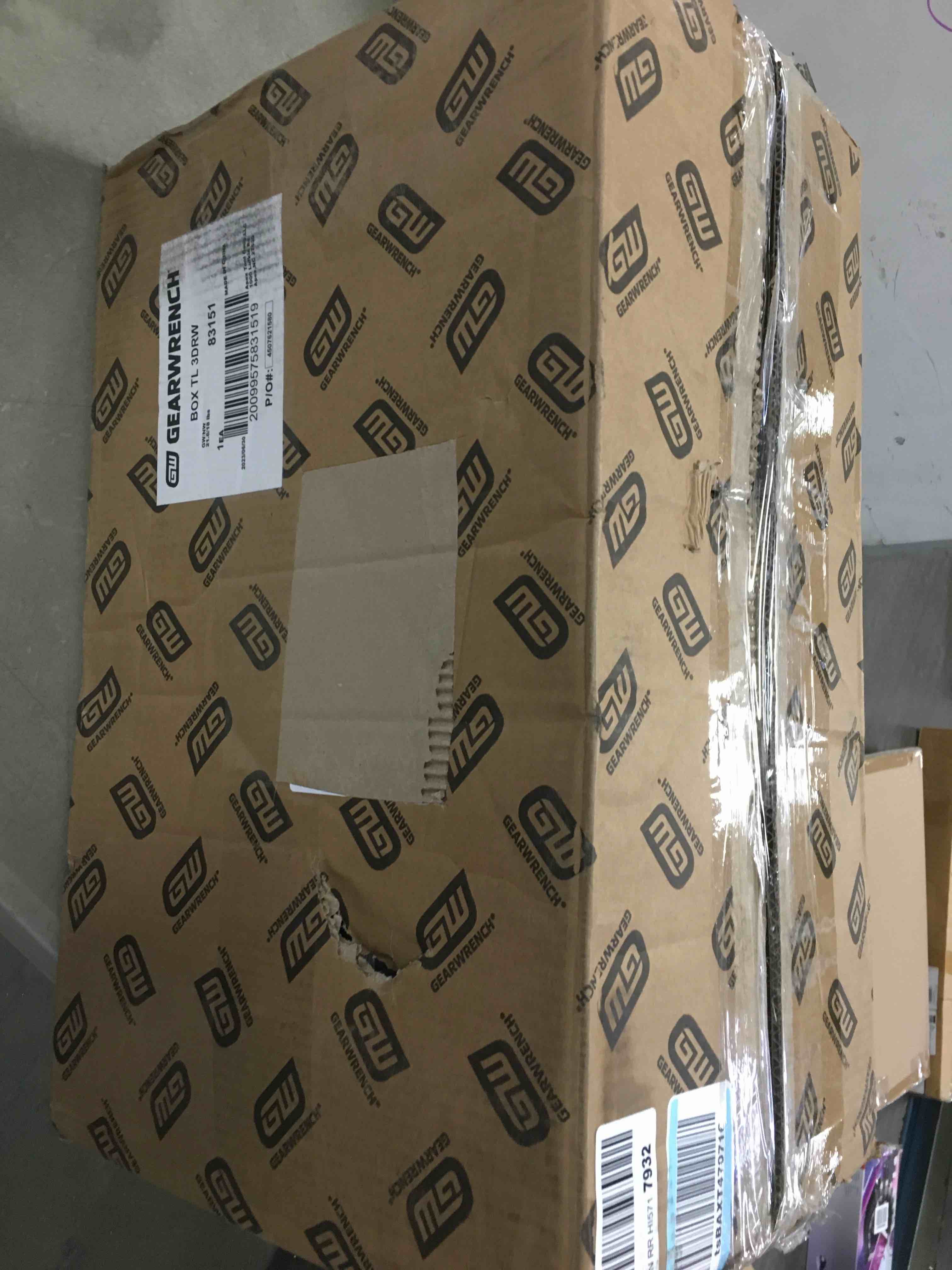 https://s3.amazonaws.com/lotting-images-prod/bidfta/RED5850745_1705606600542.jpeg