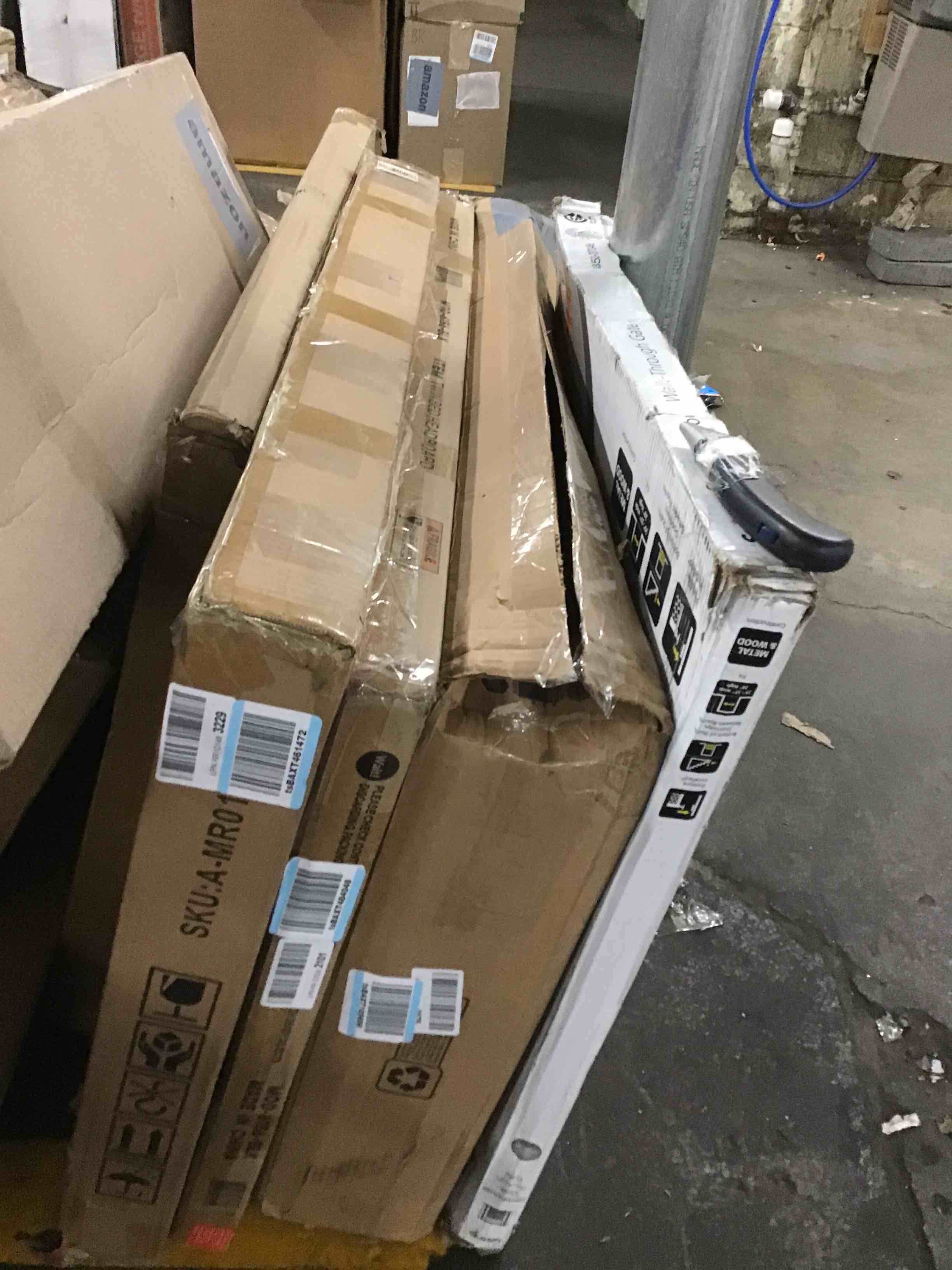 https://s3.amazonaws.com/lotting-images-prod/bidfta/RED5853718_1714570063665.jpeg