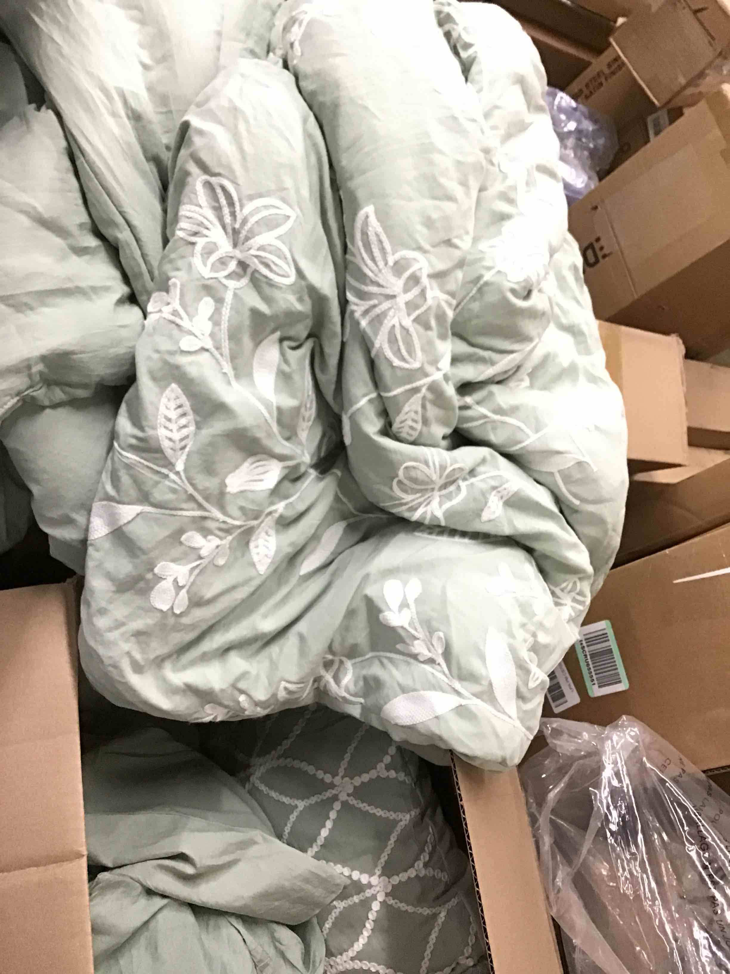 https://s3.amazonaws.com/lotting-images-prod/bidfta/RED5854051_1715361542699.jpeg