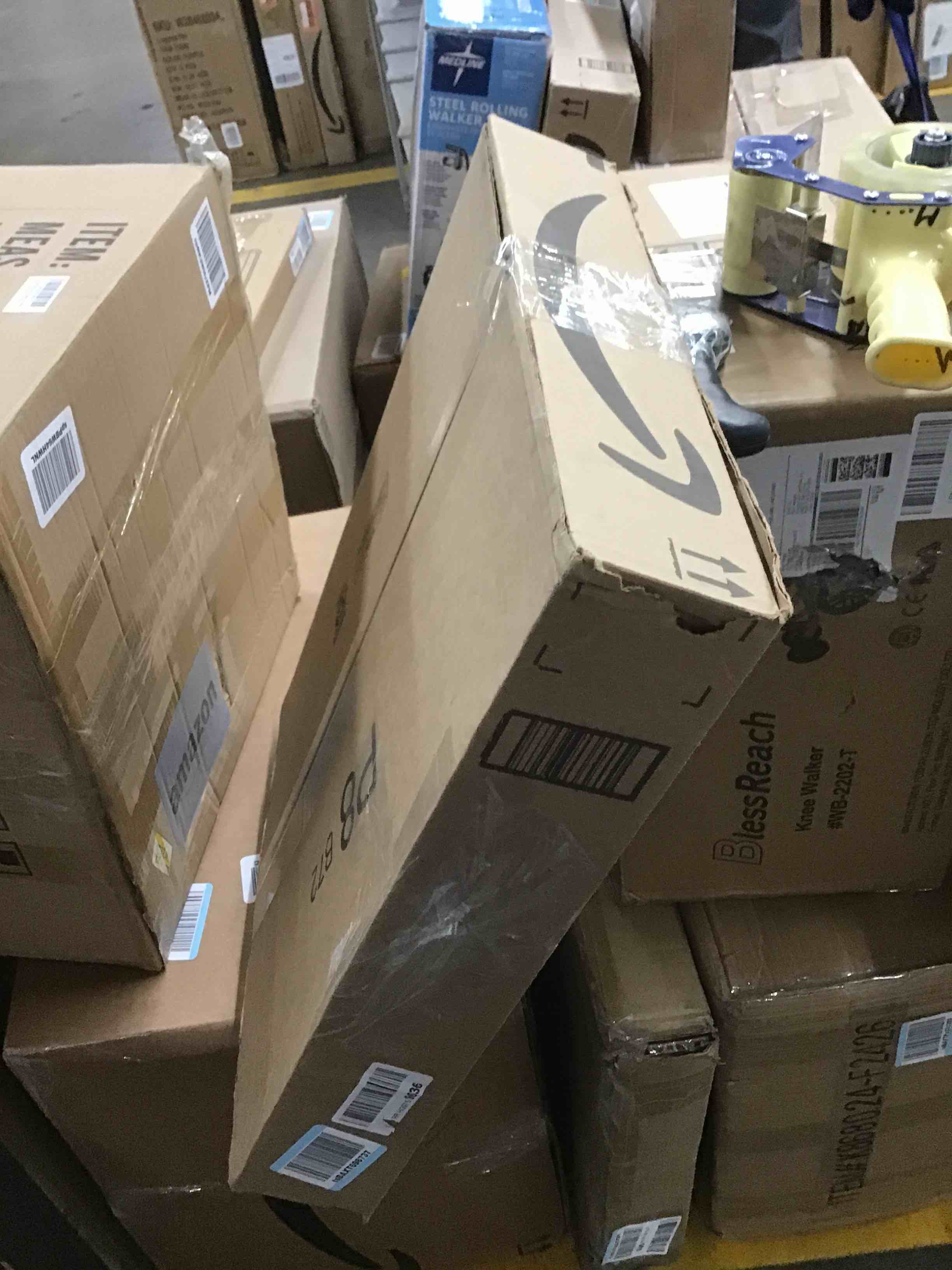 https://s3.amazonaws.com/lotting-images-prod/bidfta/RED5862053_1711744673094.jpeg