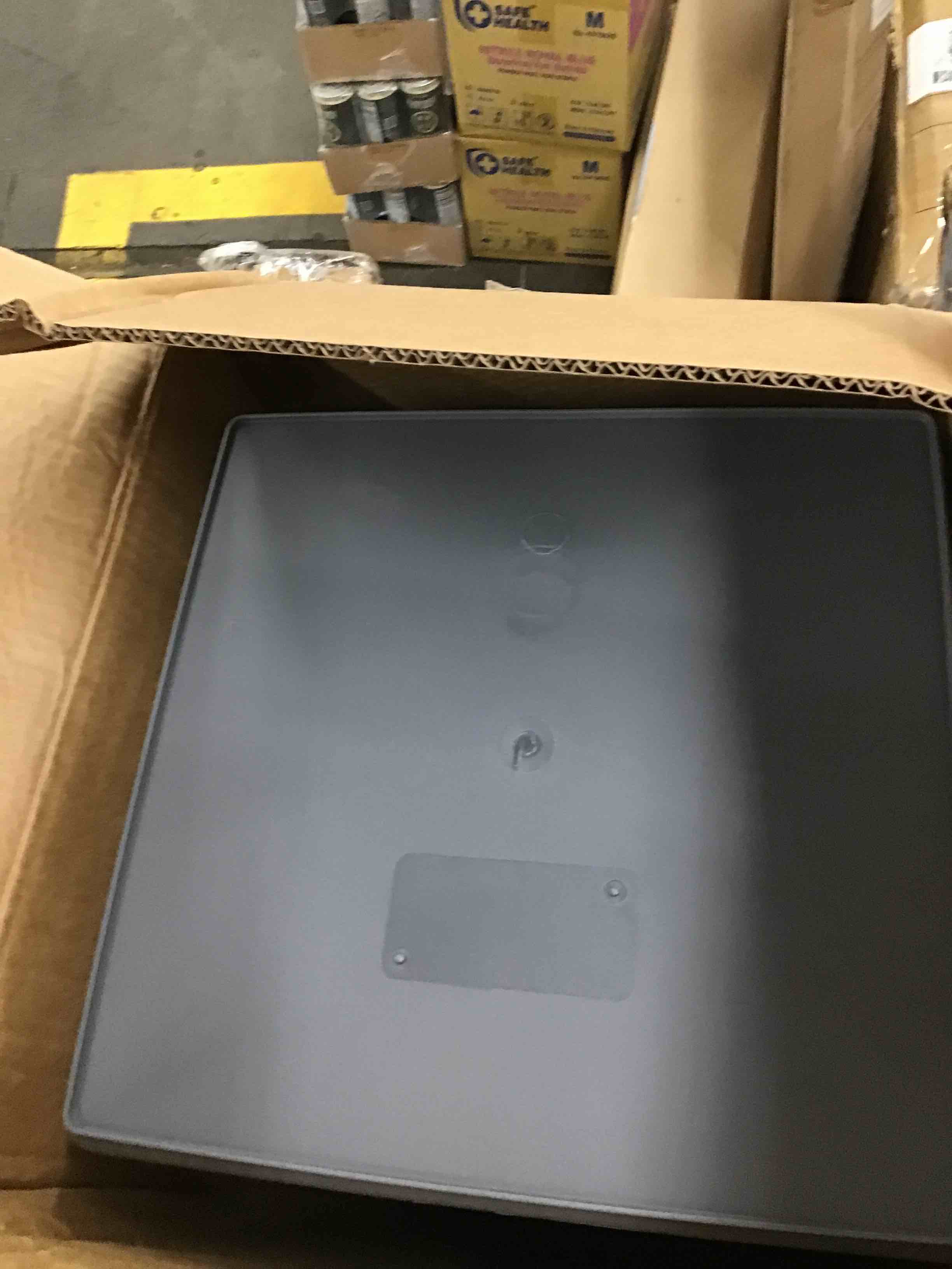 https://s3.amazonaws.com/lotting-images-prod/bidfta/RED5863865_1715957191905.jpeg