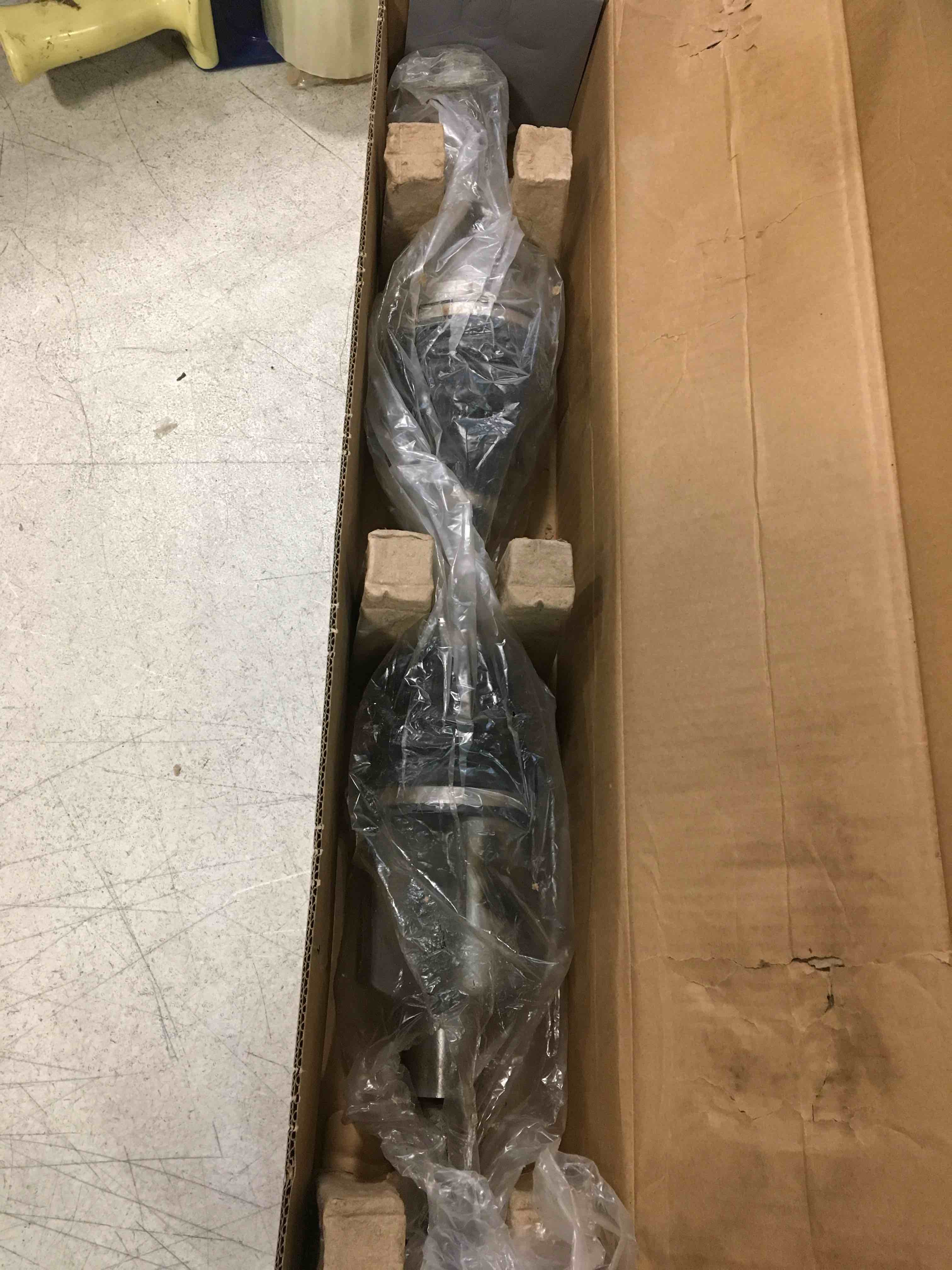 https://s3.amazonaws.com/lotting-images-prod/bidfta/RED5864609_1709062053544.jpeg