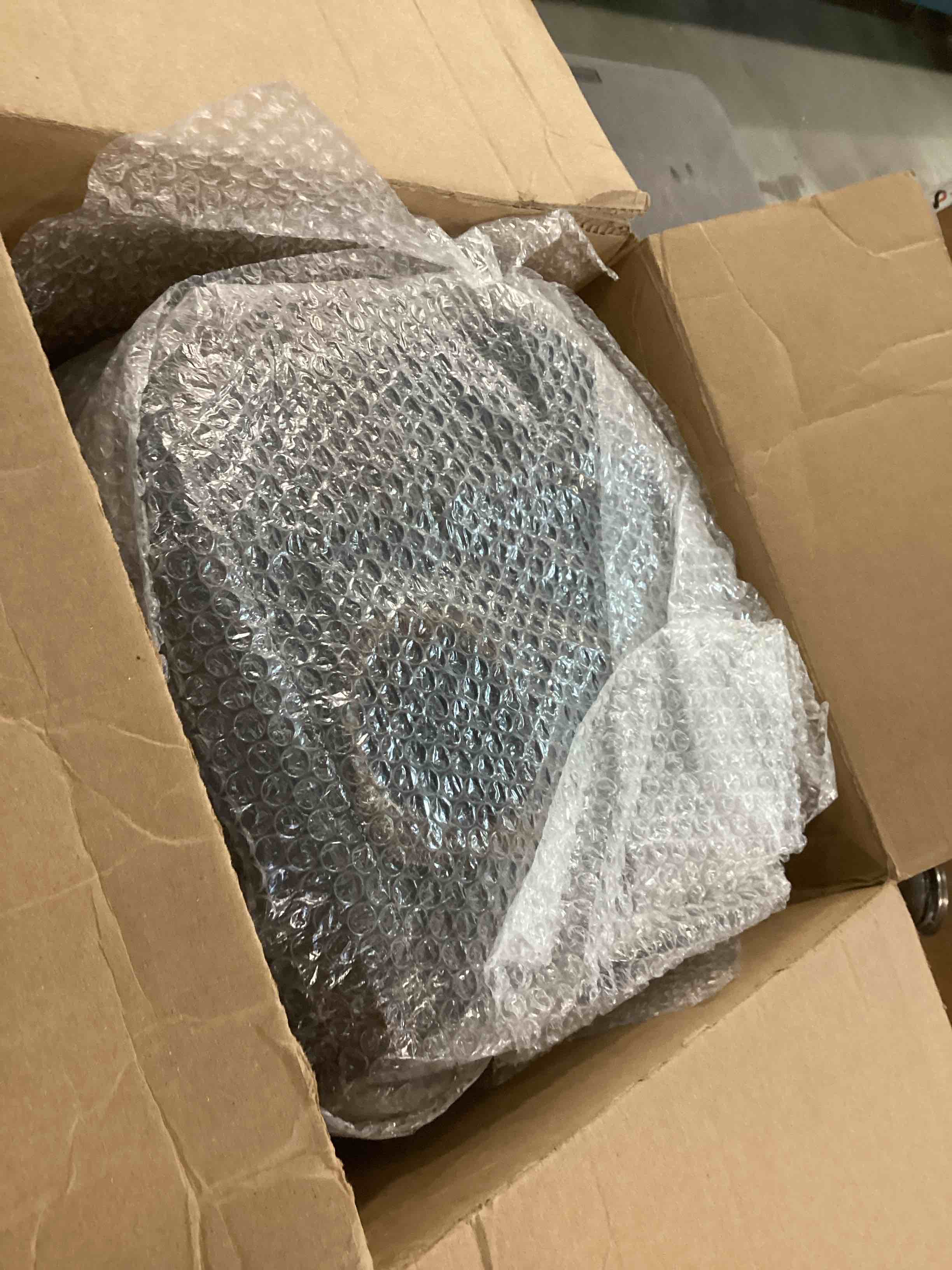 https://s3.amazonaws.com/lotting-images-prod/bidfta/RED5866304_1709041207467.jpeg