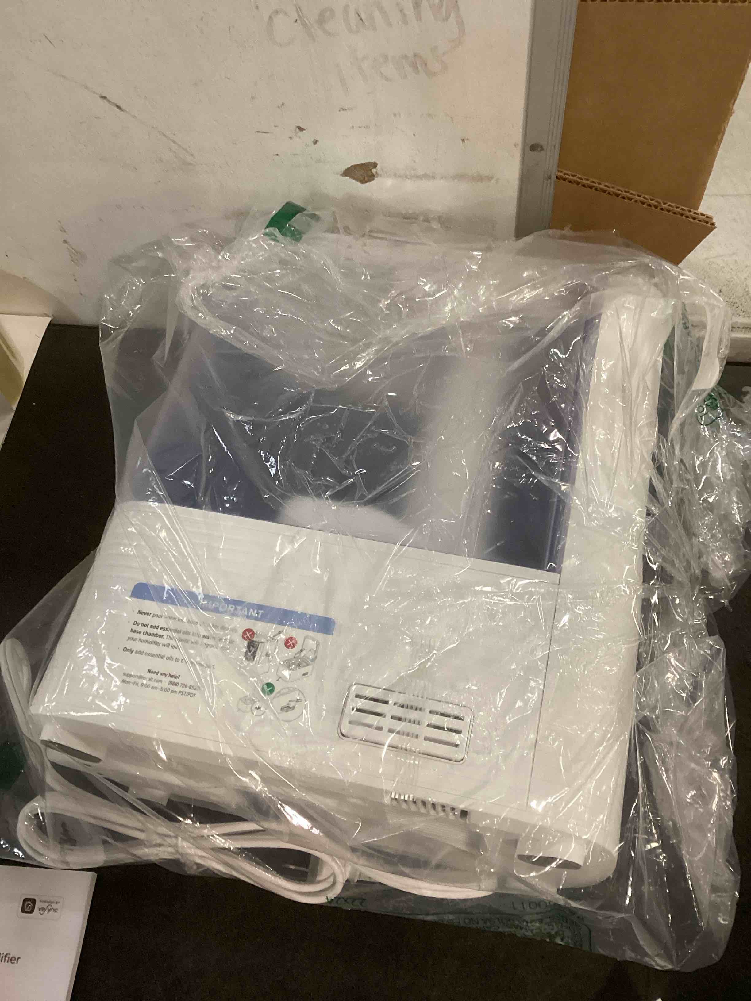 https://s3.amazonaws.com/lotting-images-prod/bidfta/RED5866508_1709126281445.jpeg