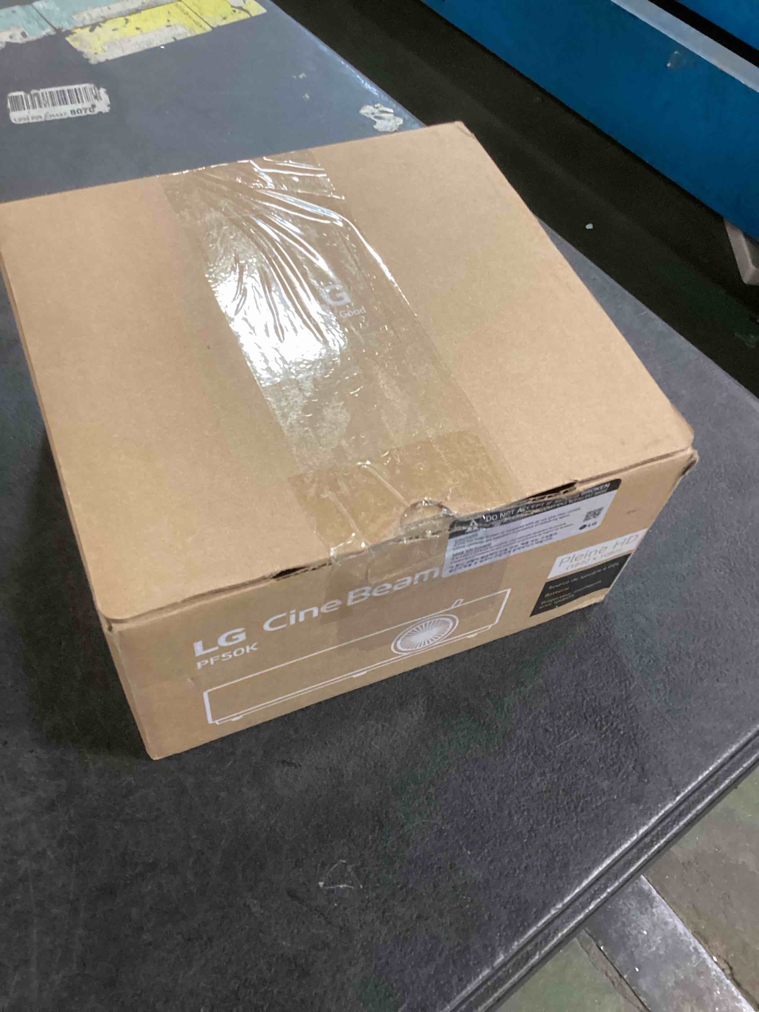 https://s3.amazonaws.com/lotting-images-prod/bidfta/RED5866527_1709128463942.jpeg