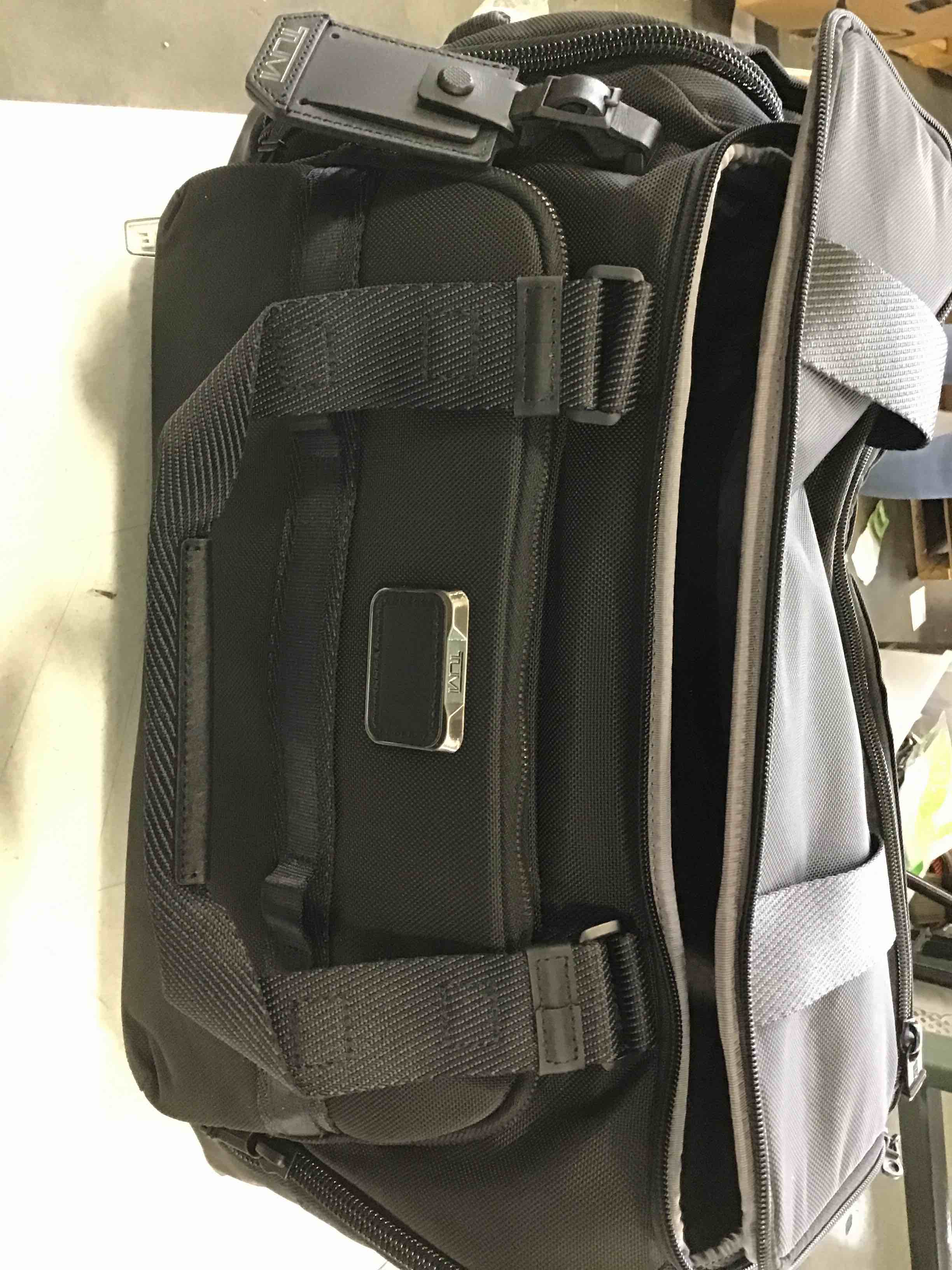 https://s3.amazonaws.com/lotting-images-prod/bidfta/RED5869056_1708789241967.jpeg