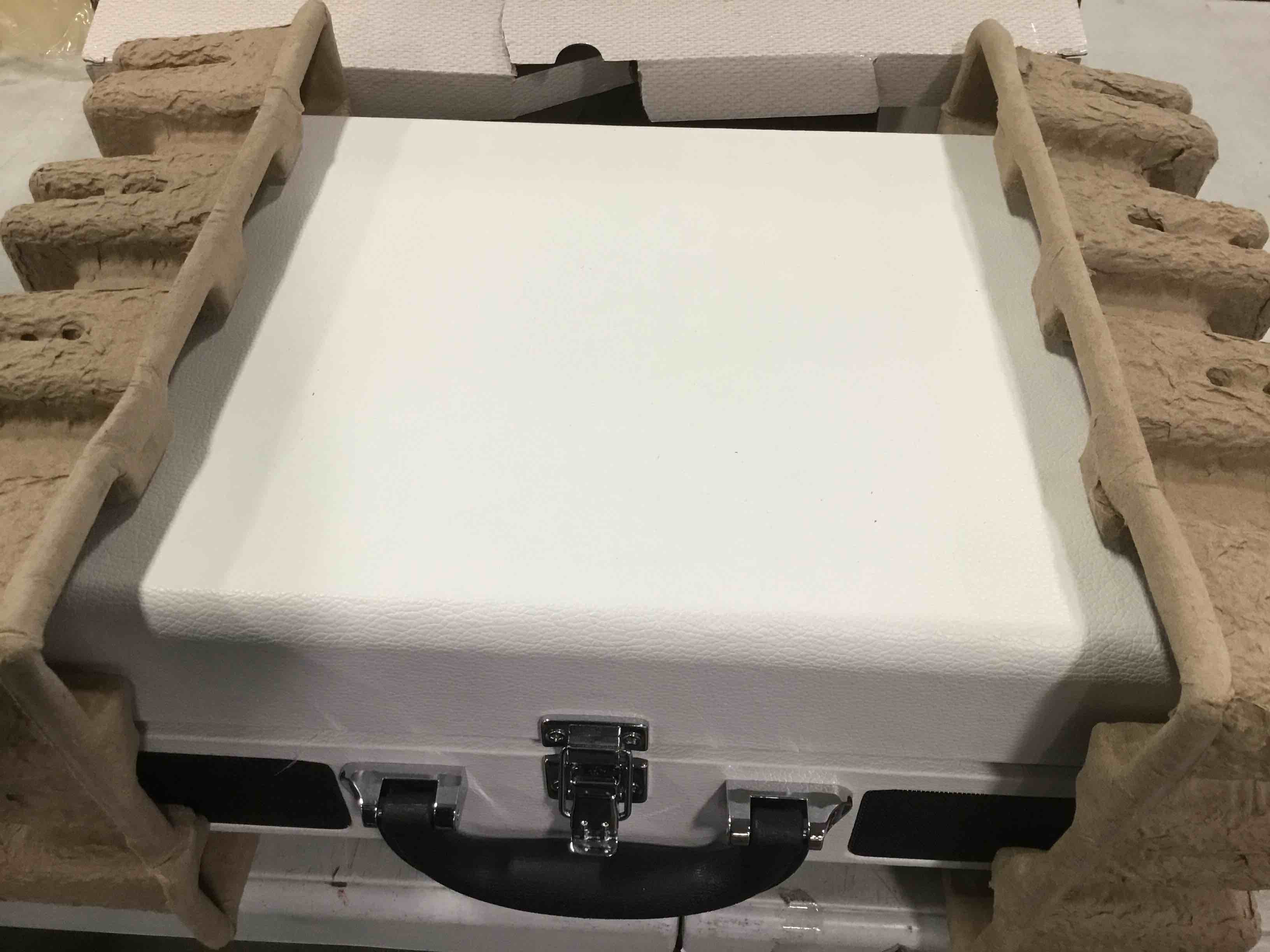 https://s3.amazonaws.com/lotting-images-prod/bidfta/RED5873547_1708784818176.jpeg