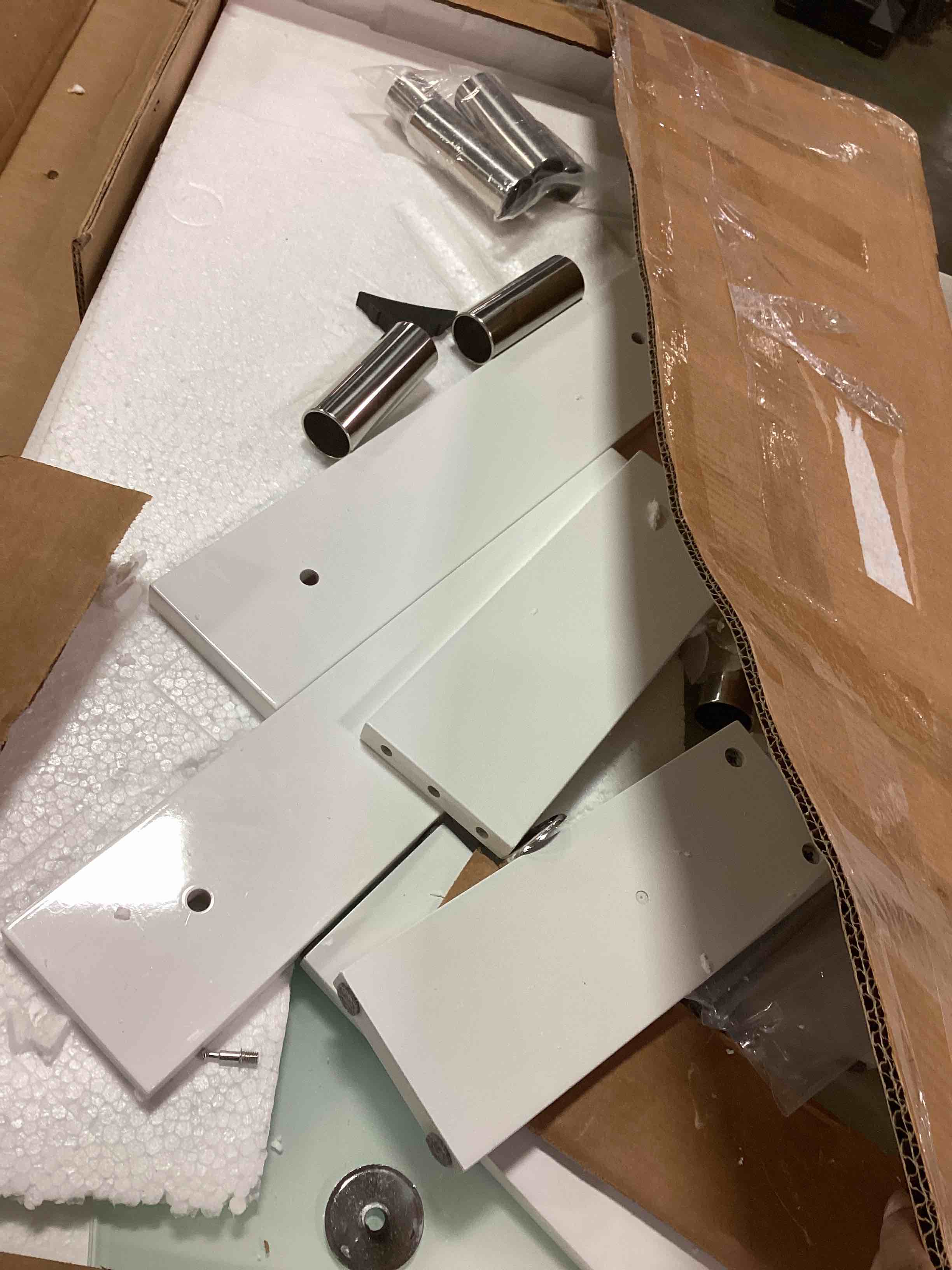 https://s3.amazonaws.com/lotting-images-prod/bidfta/RED5880667_1710949386794.jpeg