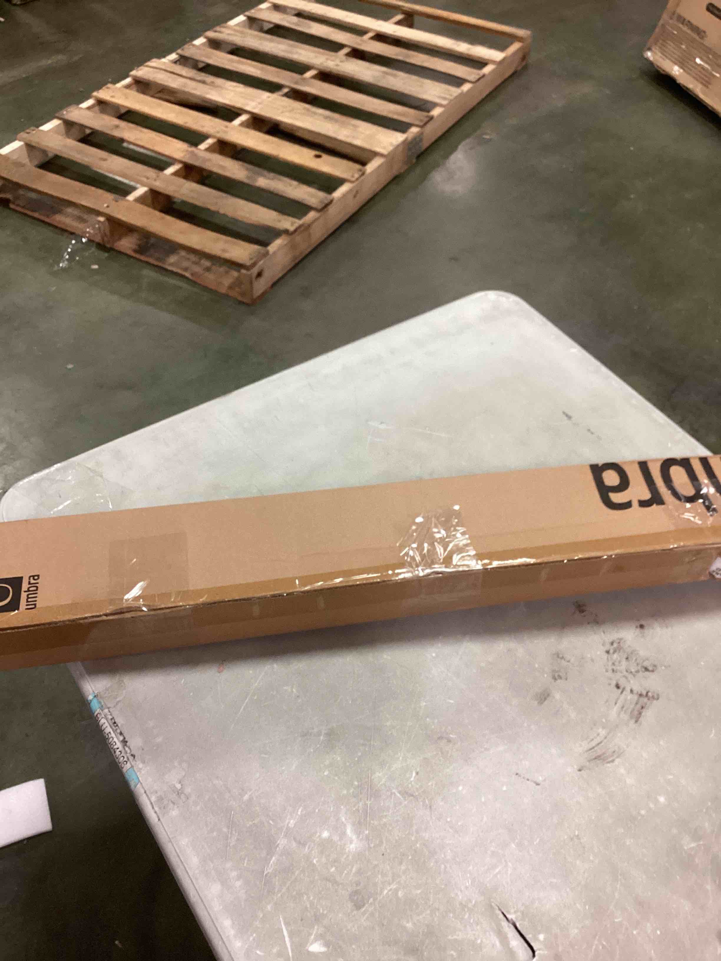 https://s3.amazonaws.com/lotting-images-prod/bidfta/RED5880697_1710956695085.jpeg