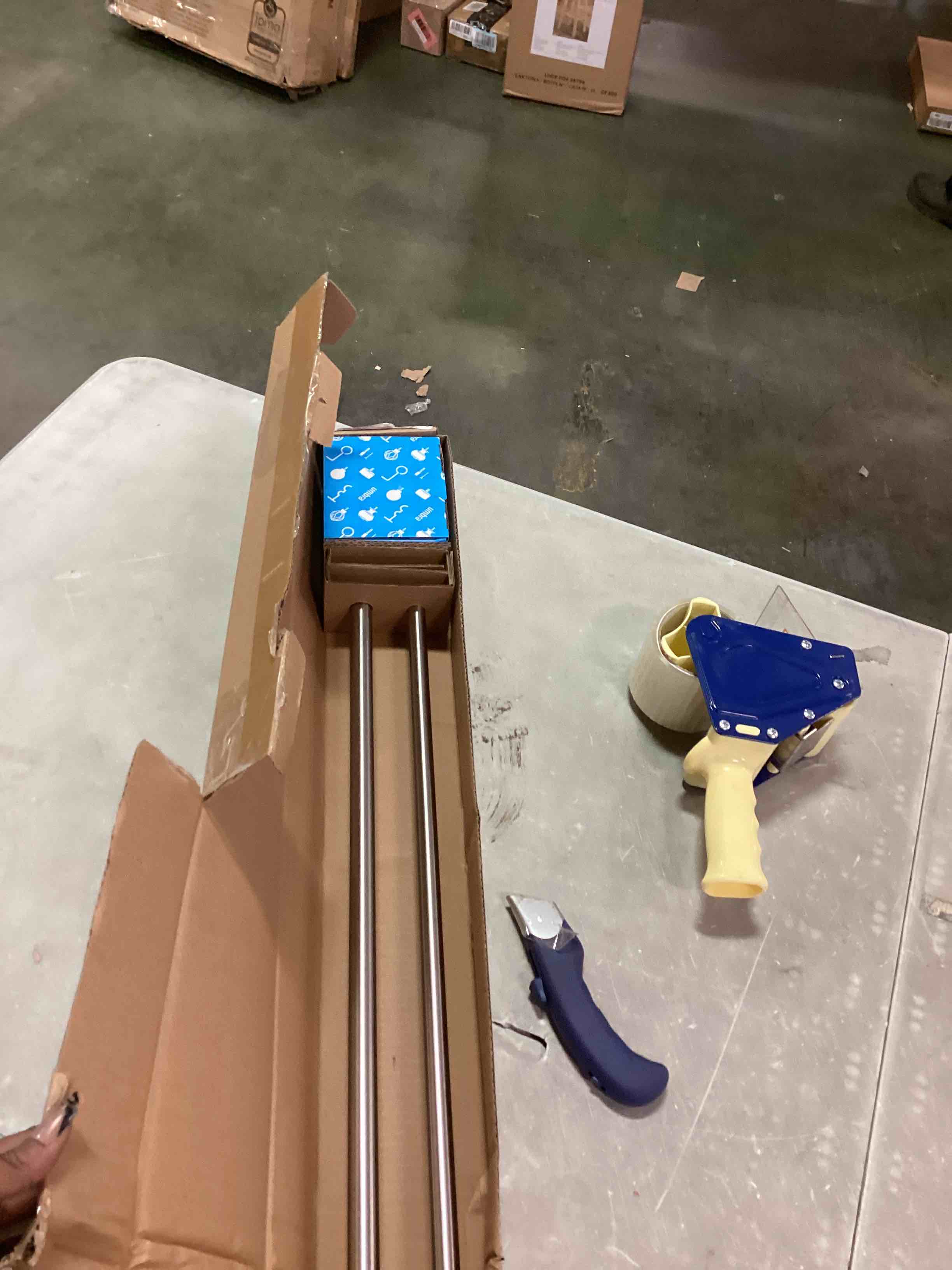 https://s3.amazonaws.com/lotting-images-prod/bidfta/RED5880697_1710956755330.jpeg