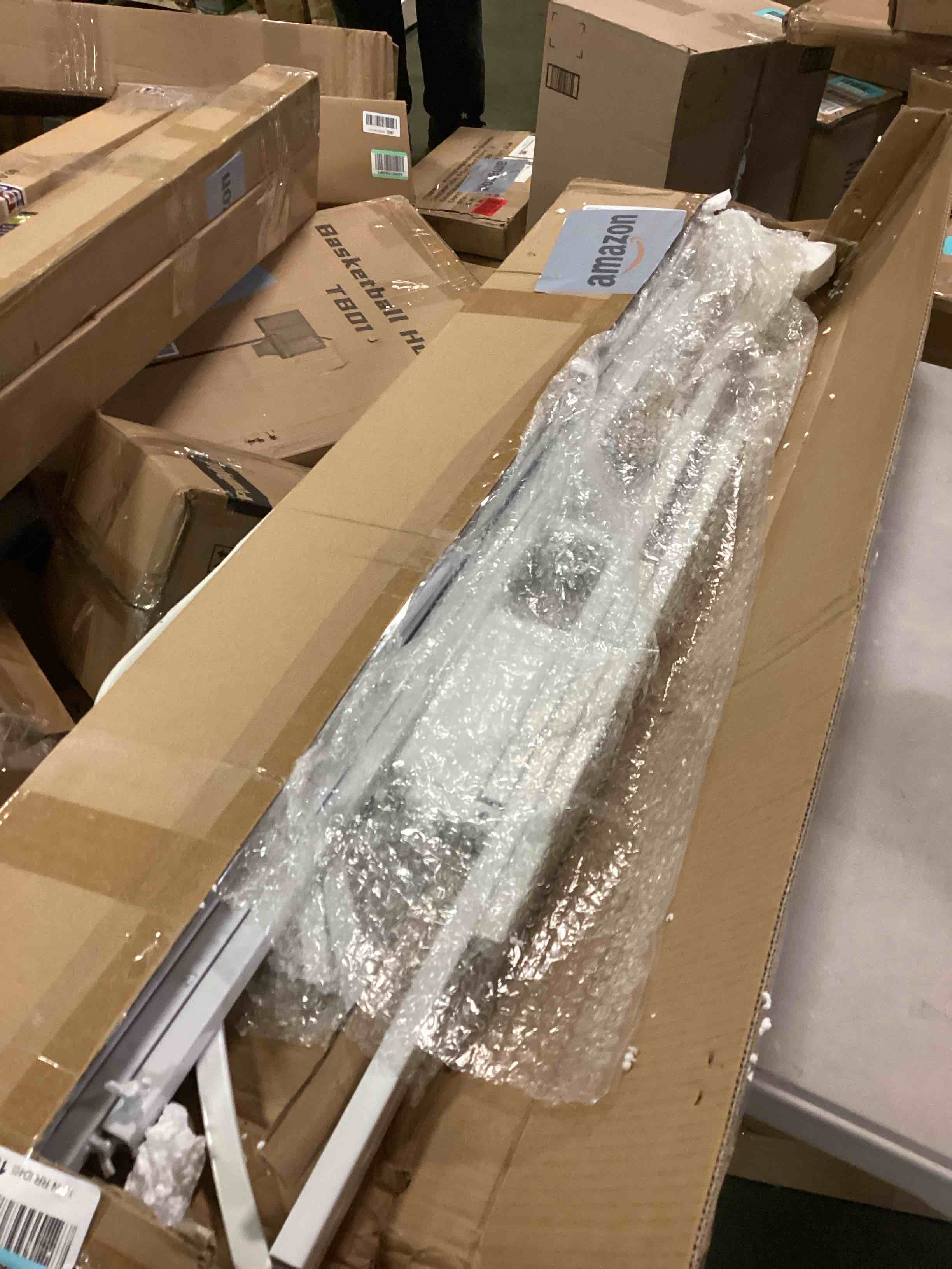 https://s3.amazonaws.com/lotting-images-prod/bidfta/RED5881056_1711638718676.jpeg