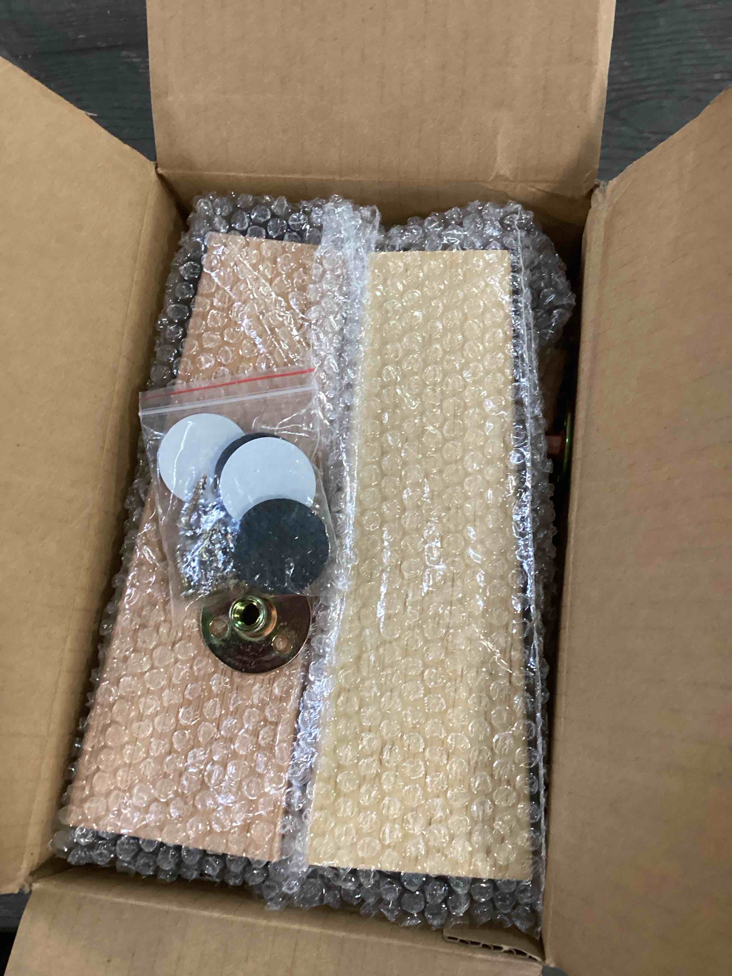 https://s3.amazonaws.com/lotting-images-prod/bidfta/RED5886788_1711132519064.jpeg