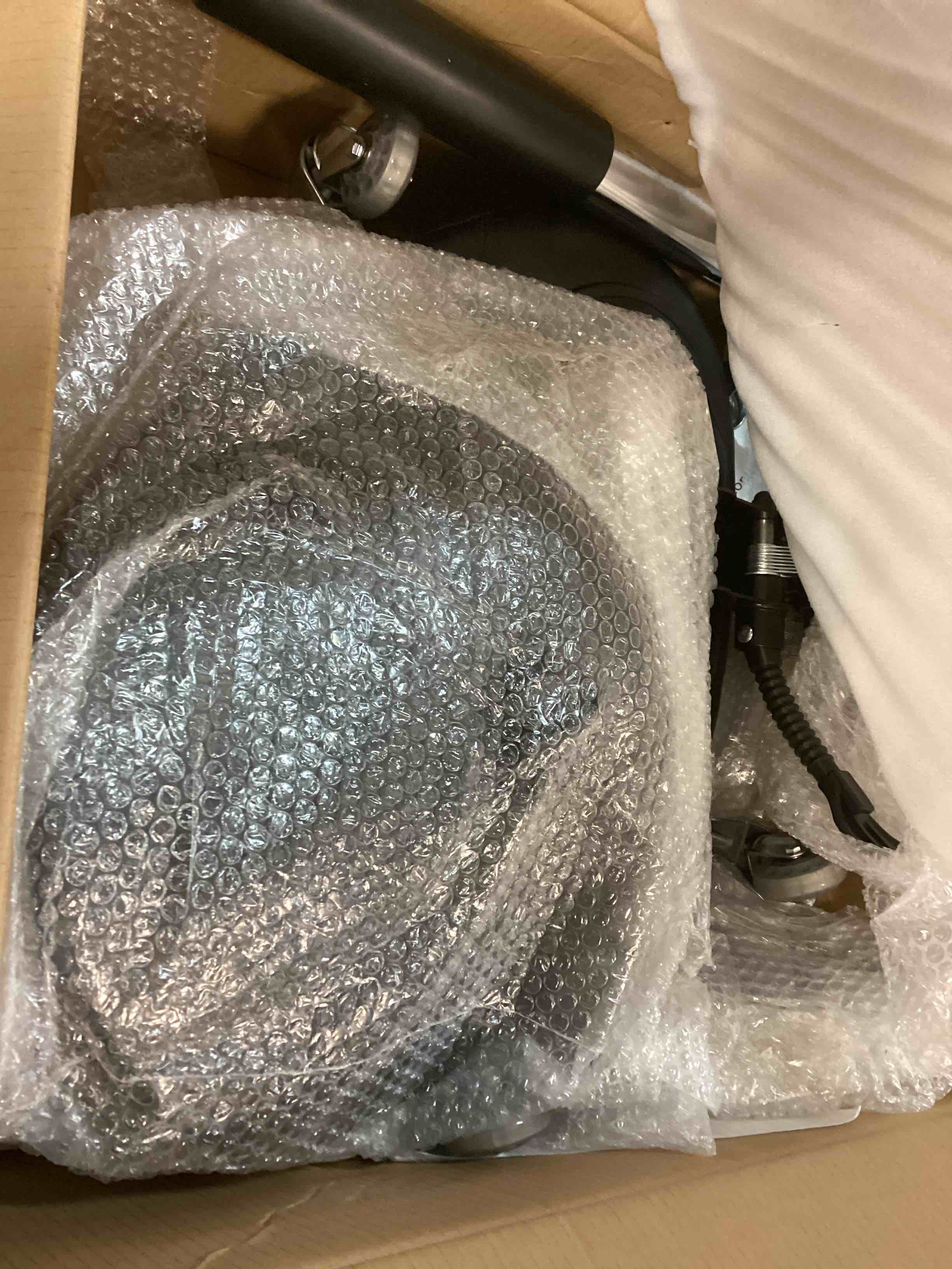 https://s3.amazonaws.com/lotting-images-prod/bidfta/RED5887385_1712235945995.jpeg