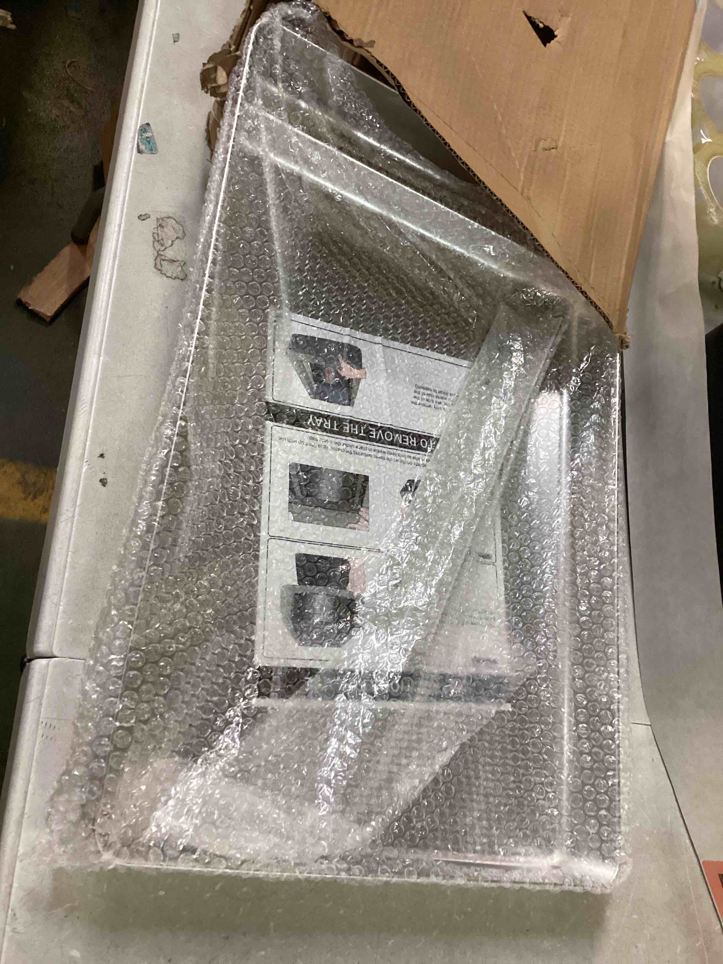 https://s3.amazonaws.com/lotting-images-prod/bidfta/RED5887828_1713364012103.jpeg