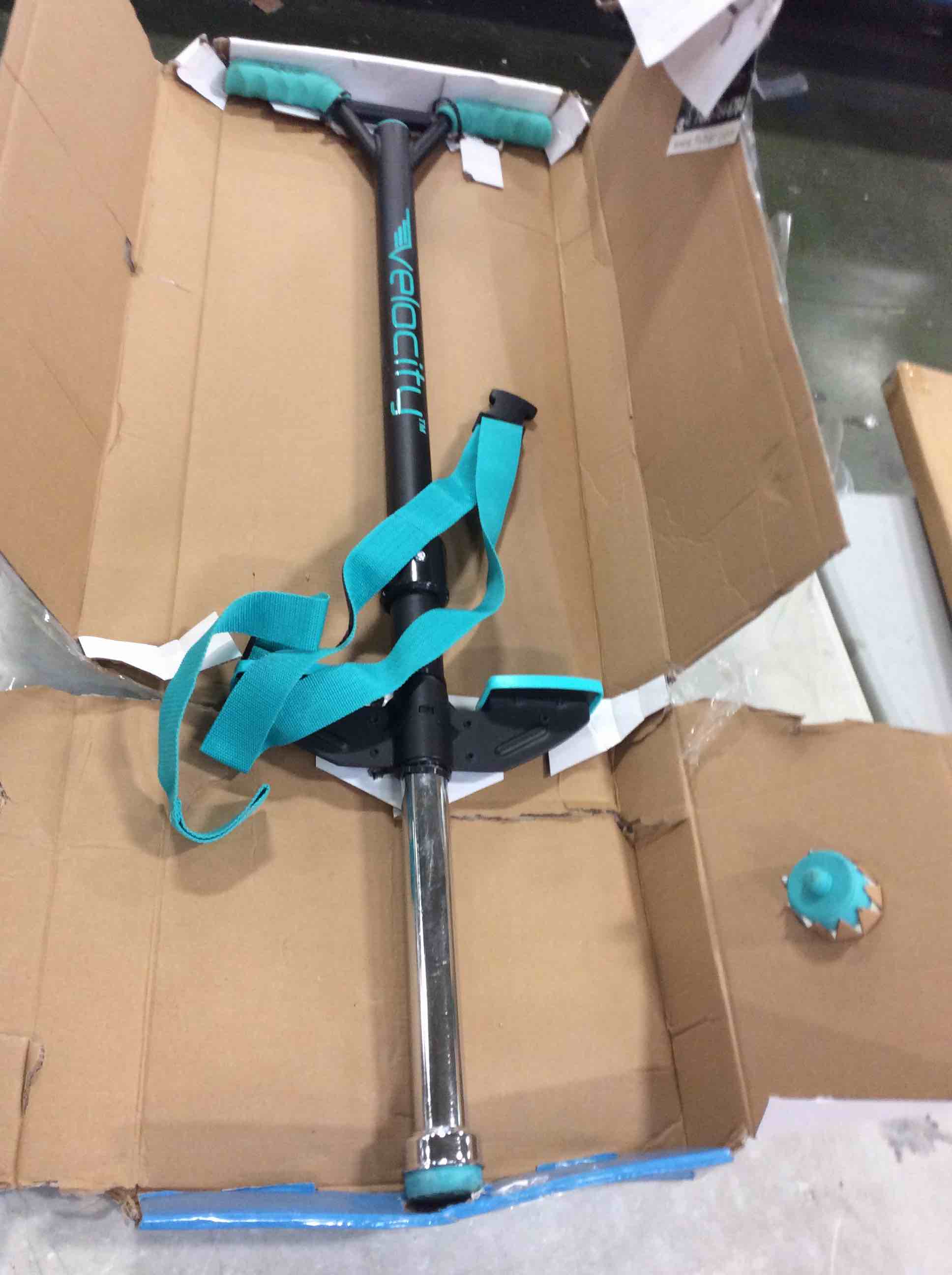 https://s3.amazonaws.com/lotting-images-prod/bidfta/RED5900728_1706196300279.jpeg