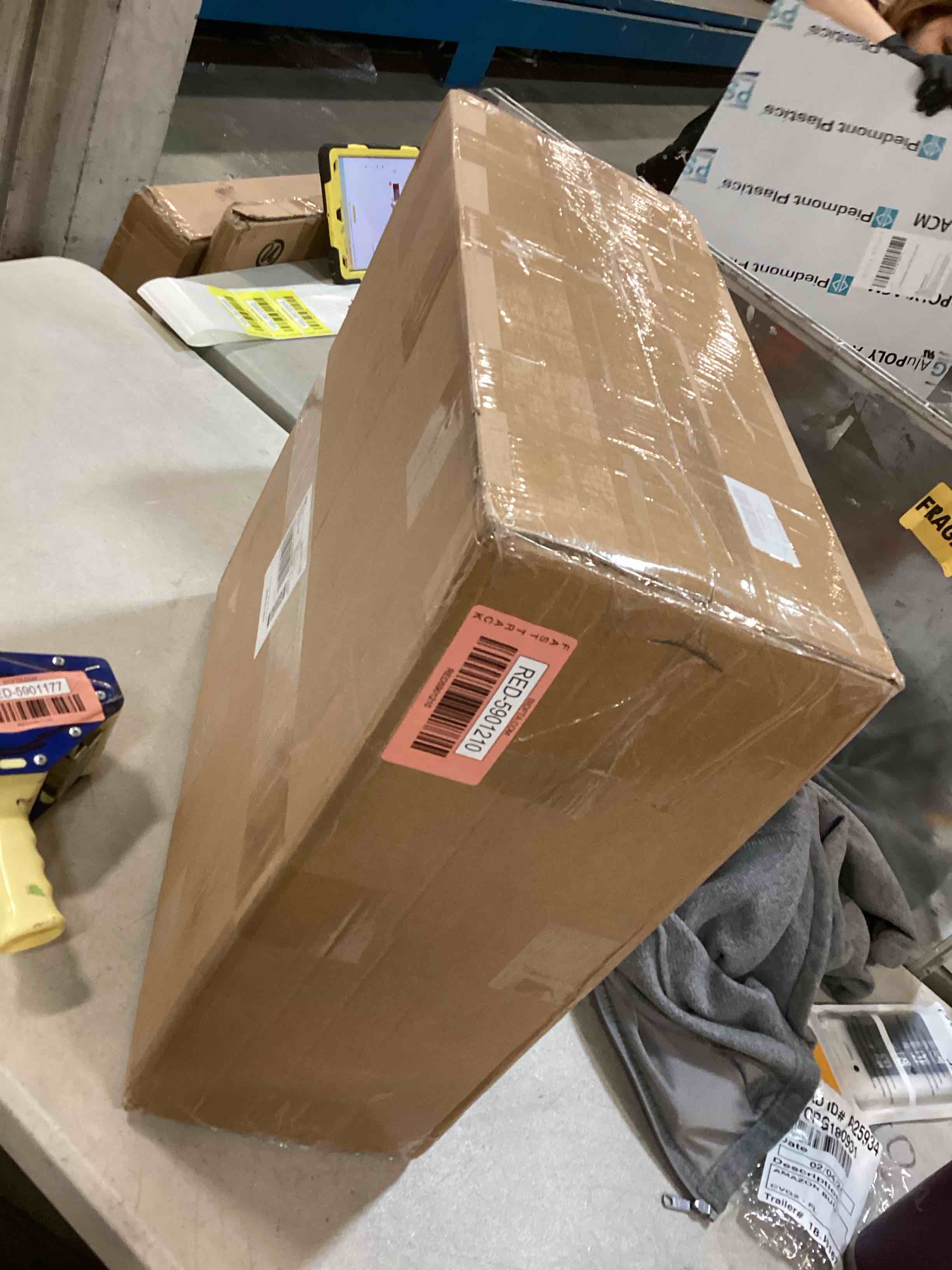 https://s3.amazonaws.com/lotting-images-prod/bidfta/RED5901210_1707398496708.jpeg