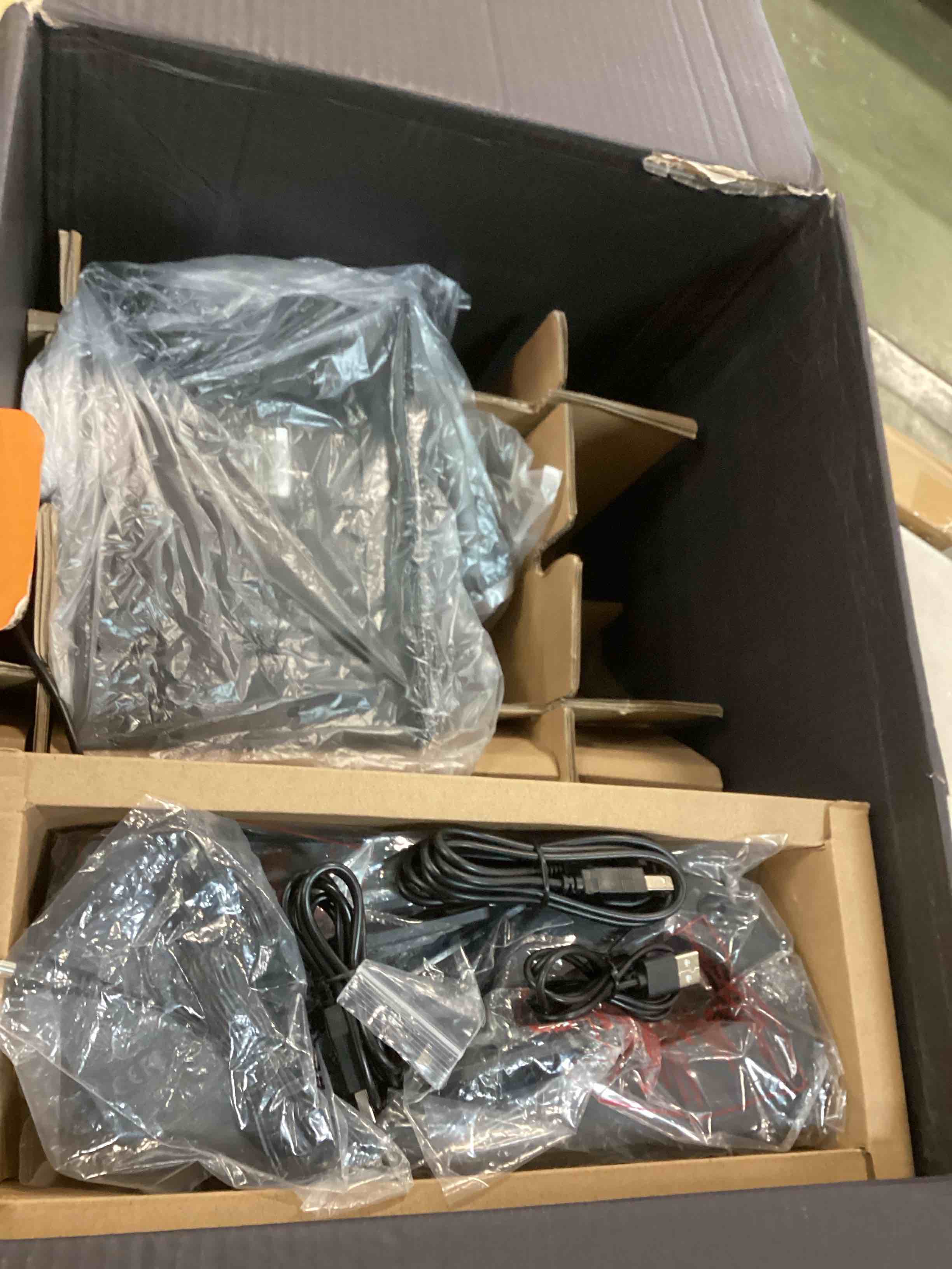 https://s3.amazonaws.com/lotting-images-prod/bidfta/RED5901253_1707403814311.jpeg