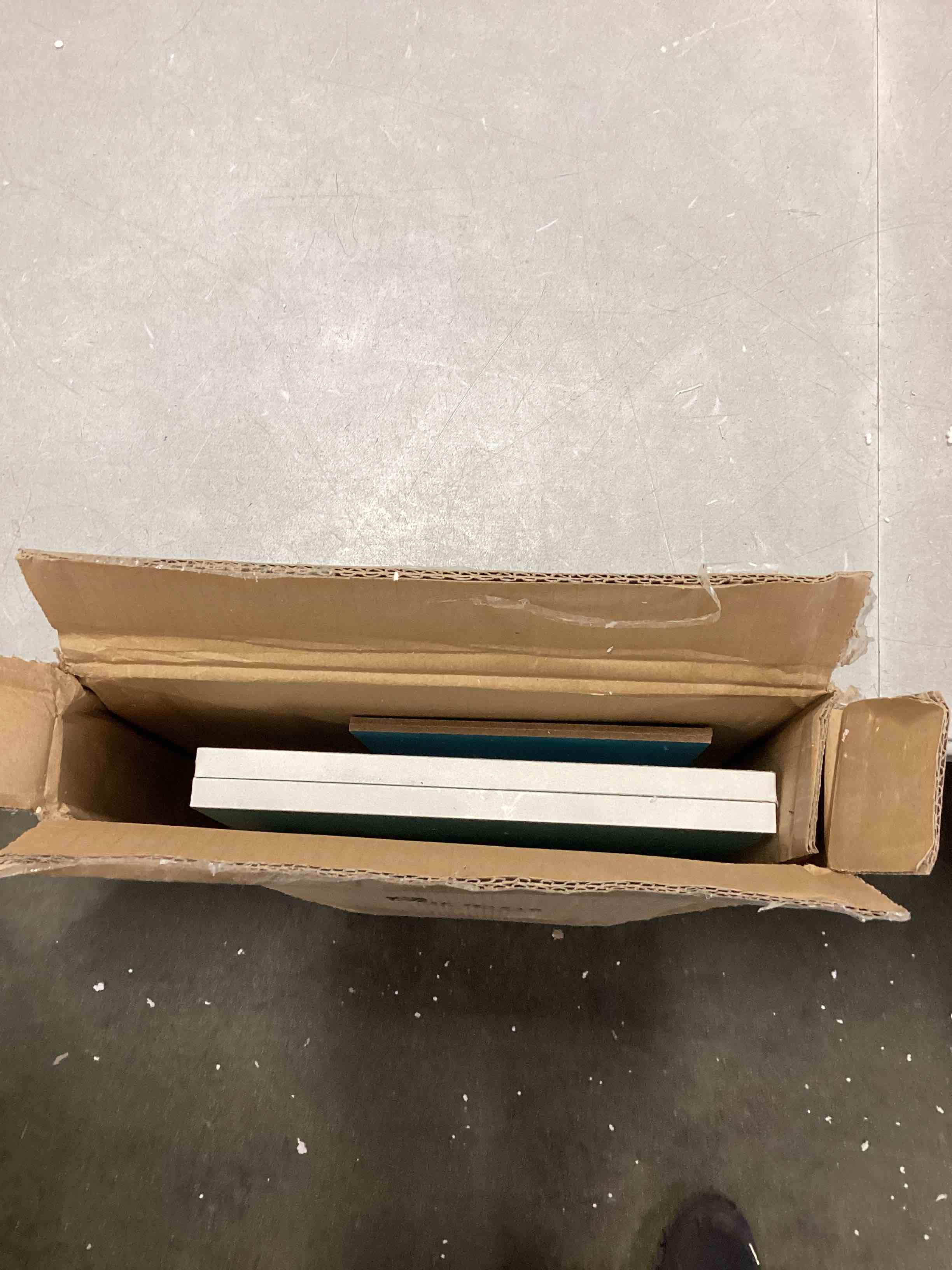 https://s3.amazonaws.com/lotting-images-prod/bidfta/RED5903827_1706114102596.jpeg