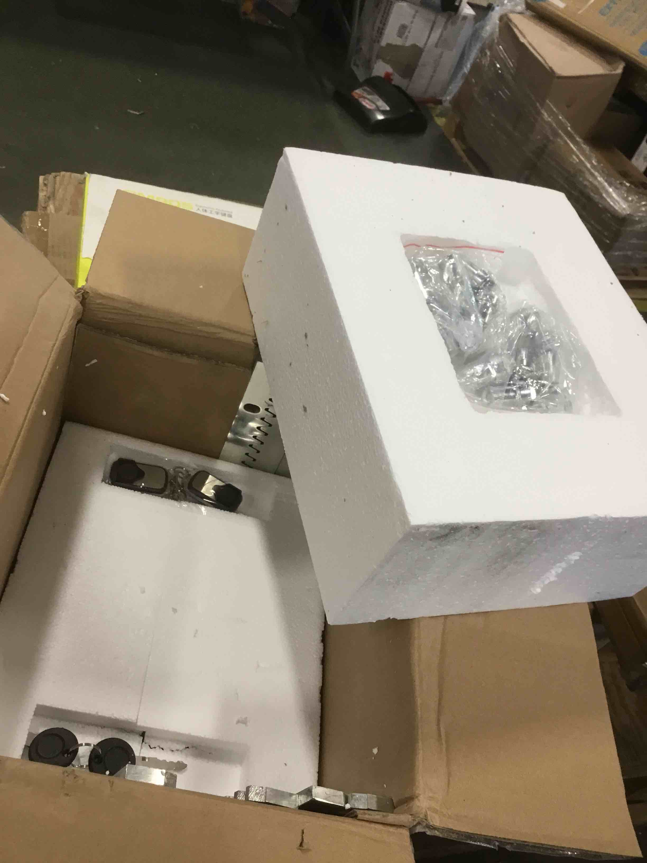 https://s3.amazonaws.com/lotting-images-prod/bidfta/RED5905191_1705847248696.jpeg