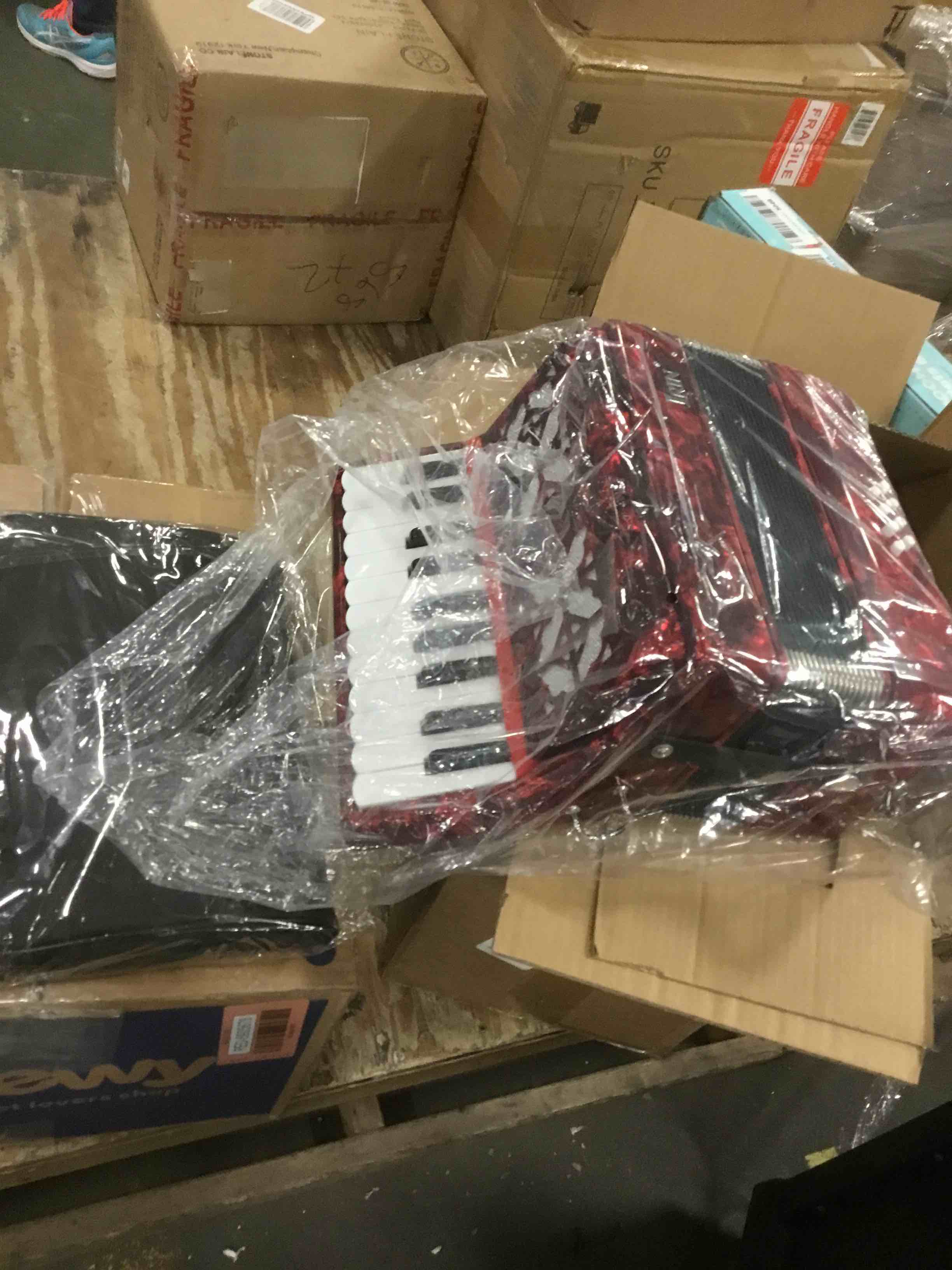 https://s3.amazonaws.com/lotting-images-prod/bidfta/RED5905679_1706023590733.jpeg