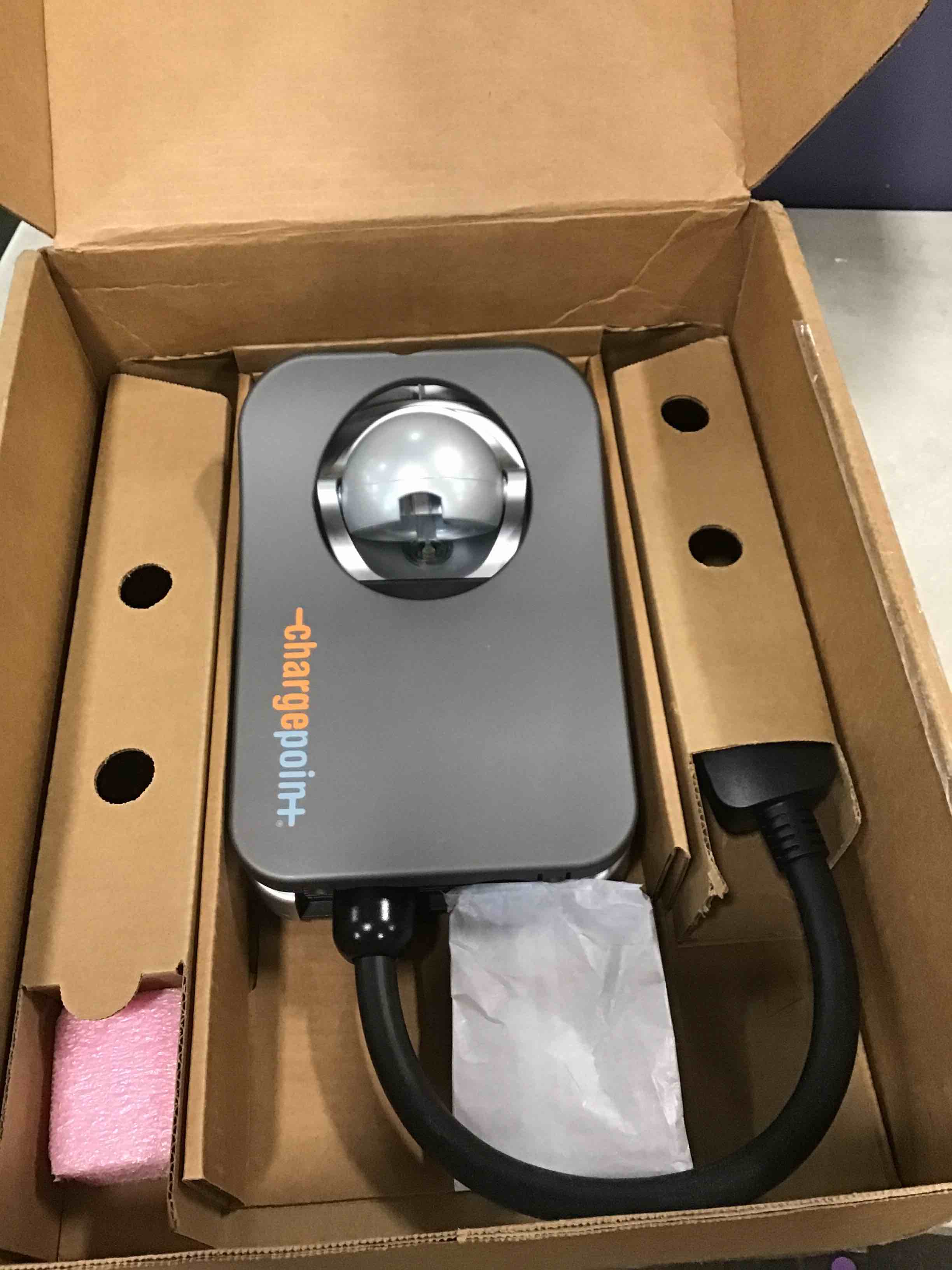 https://s3.amazonaws.com/lotting-images-prod/bidfta/RED5907224_1706044540360.jpeg