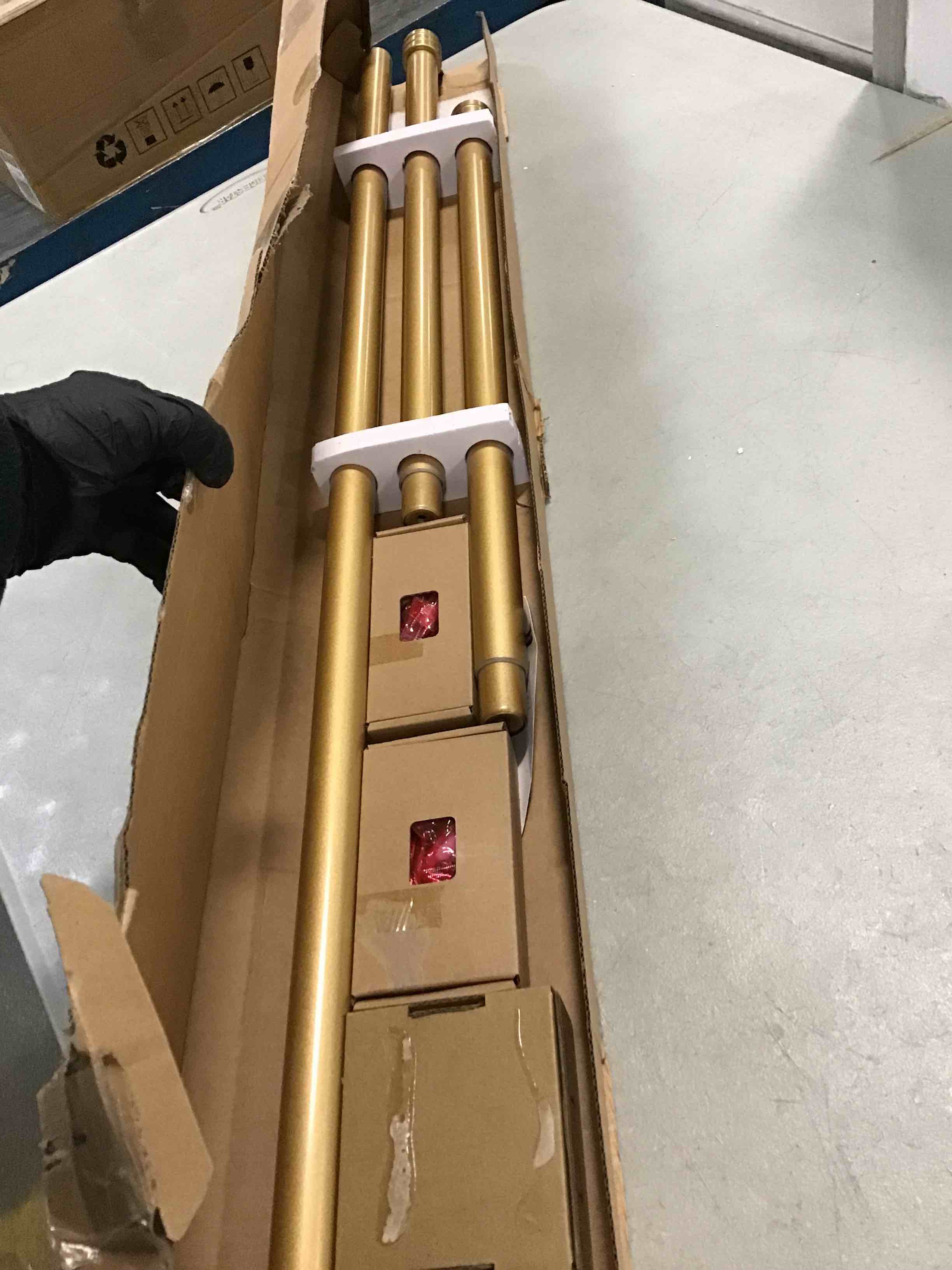 https://s3.amazonaws.com/lotting-images-prod/bidfta/RED5907277_1706105196912.jpeg