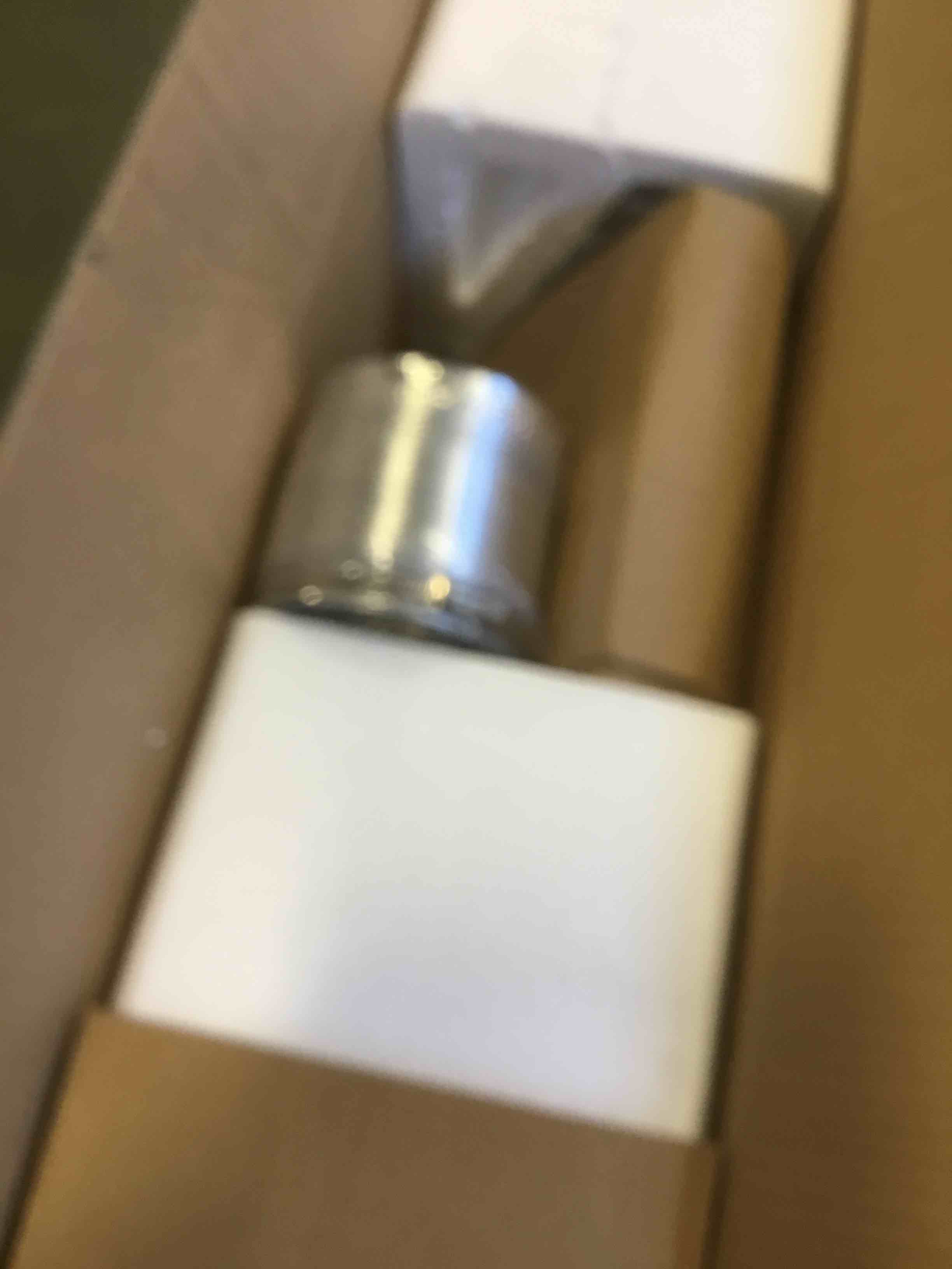 https://s3.amazonaws.com/lotting-images-prod/bidfta/RED5909569_1705954209769.jpeg