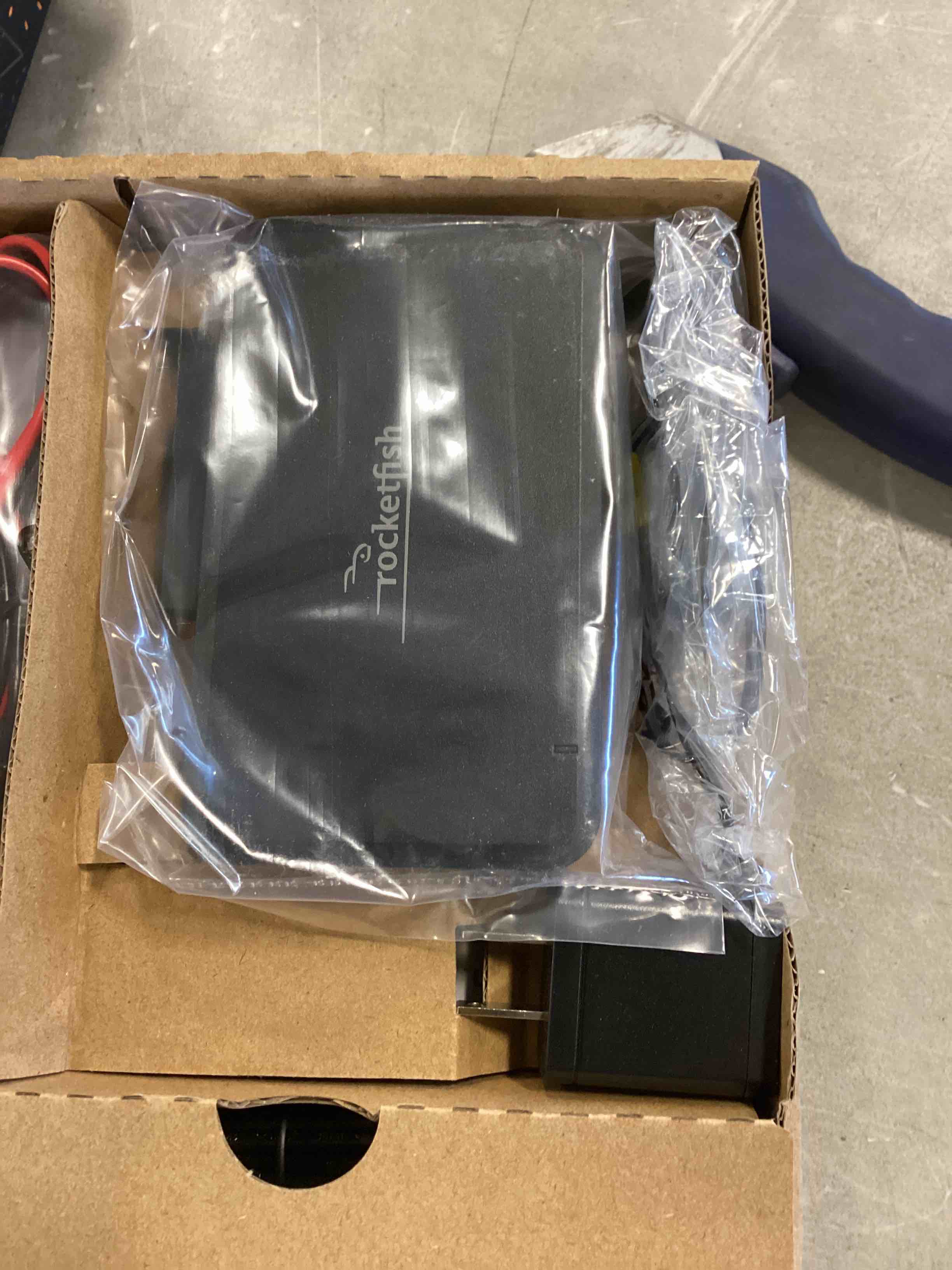 https://s3.amazonaws.com/lotting-images-prod/bidfta/RED5910375_1706969855309.jpeg